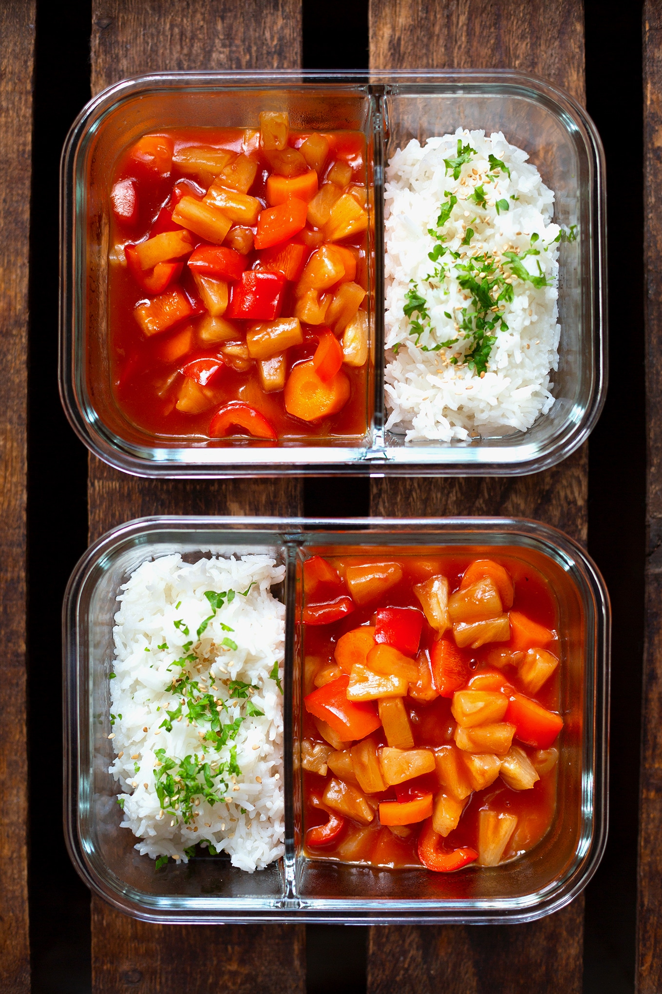 Rezept für die beste, einfache Süß-Sauer-Sauce! Dieses schnelle 20-Minuten Rezept ist der Renner! Super unkompliziert, ohne Geschmacksverstärker und einfach richtig lecker! Kochkarussell - Foodblog für schnelle und einfache Feierabendküche. #kochkarussell #mealprep #vegan #feierabendküche #asiatisch