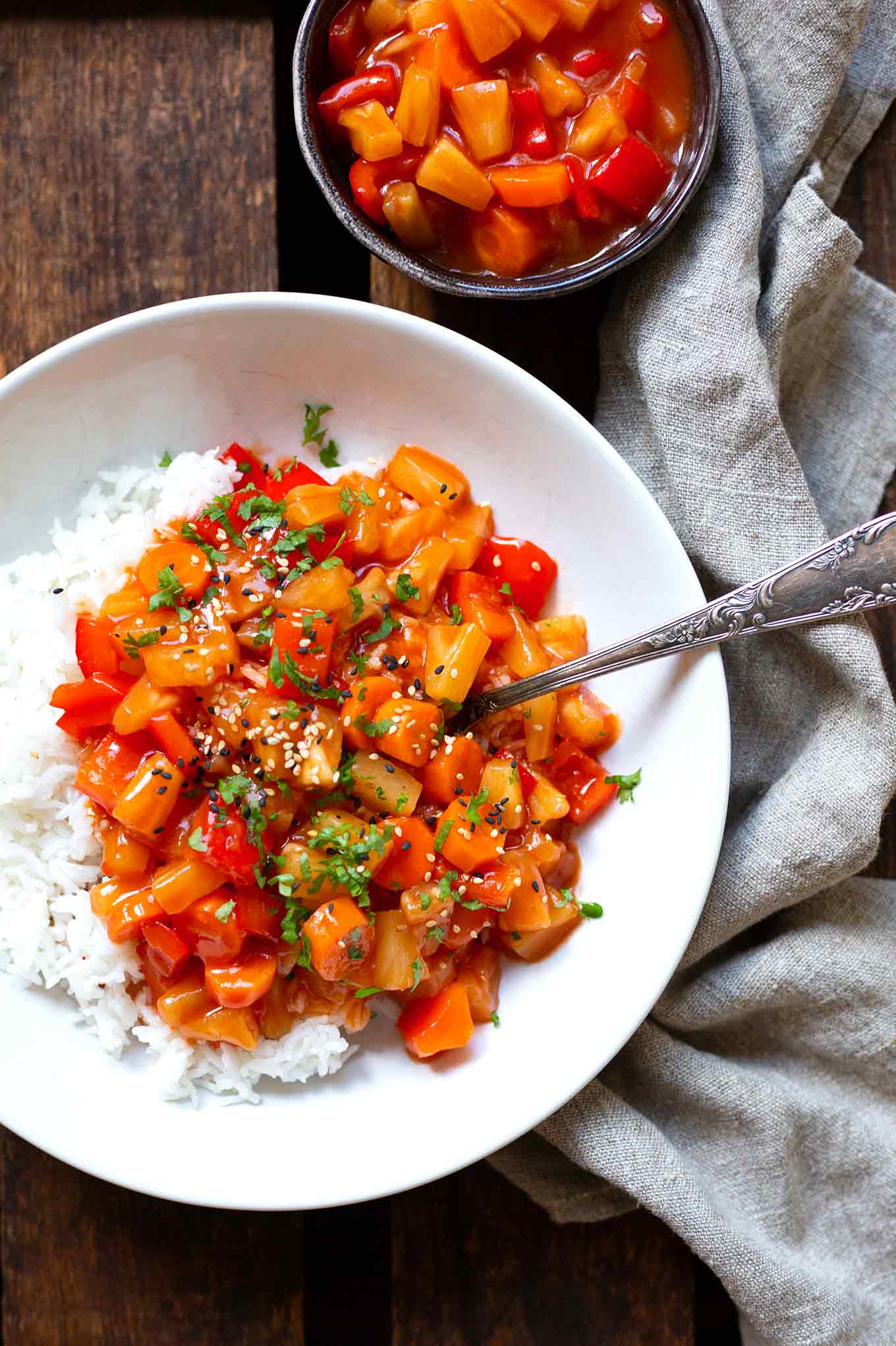 Rezept für die beste, einfache Süß-Sauer-Sauce! Dieses schnelle 20-Minuten Rezept ist der Renner! Super unkompliziert, ohne Geschmacksverstärker und einfach richtig lecker! Kochkarussell - Foodblog für schnelle und einfache Feierabendküche. #kochkarussell #mealprep #vegan #feierabendküche #asiatisch