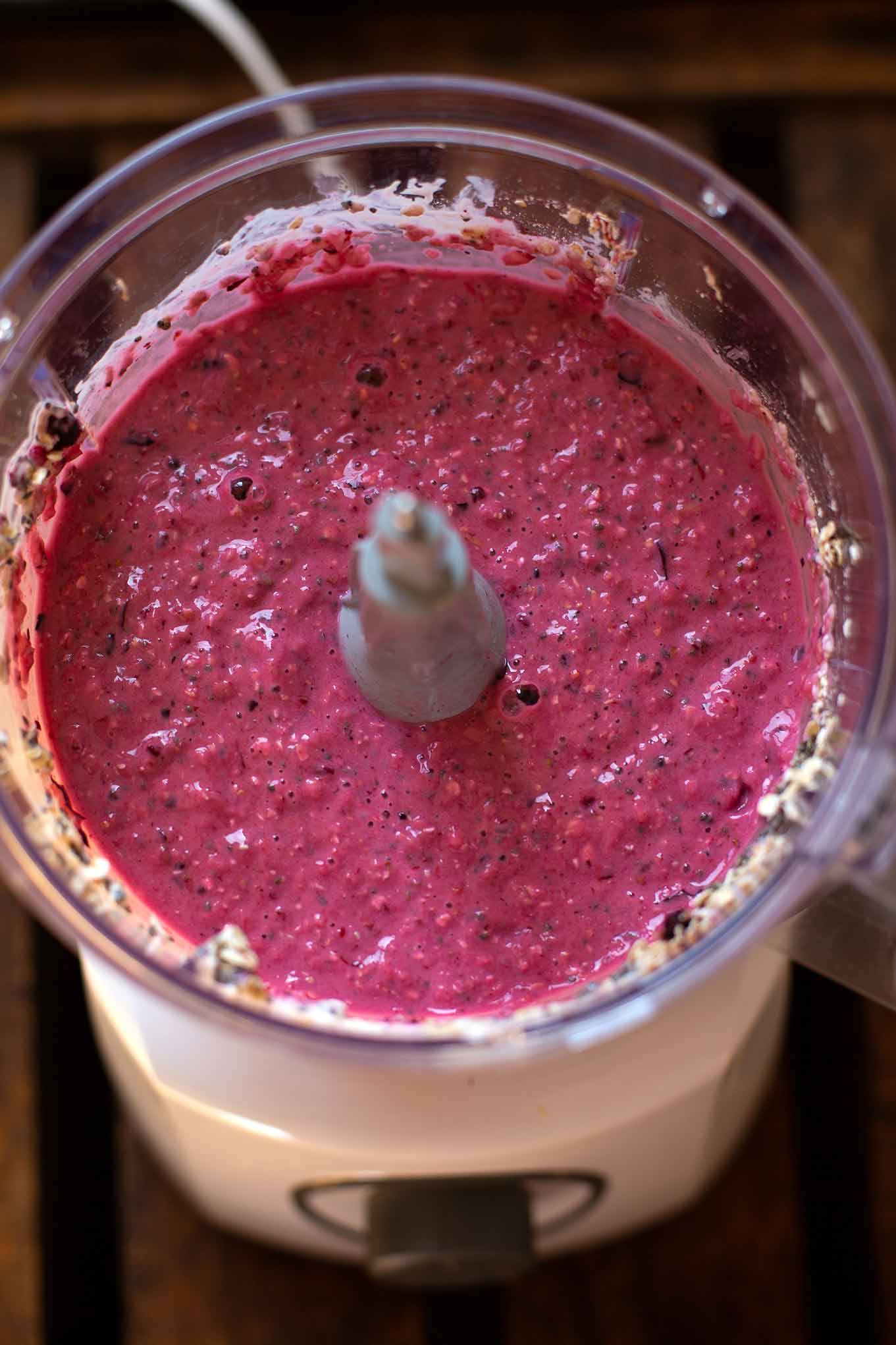 Dieses einfache Bircher Müsli Rezept ist vollgepackt mit Apfel, Banane, Joghurt und Beeren. Bonus: Du brauchst nur einen Mixer und 5 Min Zeit! - Kochkarussell Foodblog #birchermüsli #müsli #kochkarussell