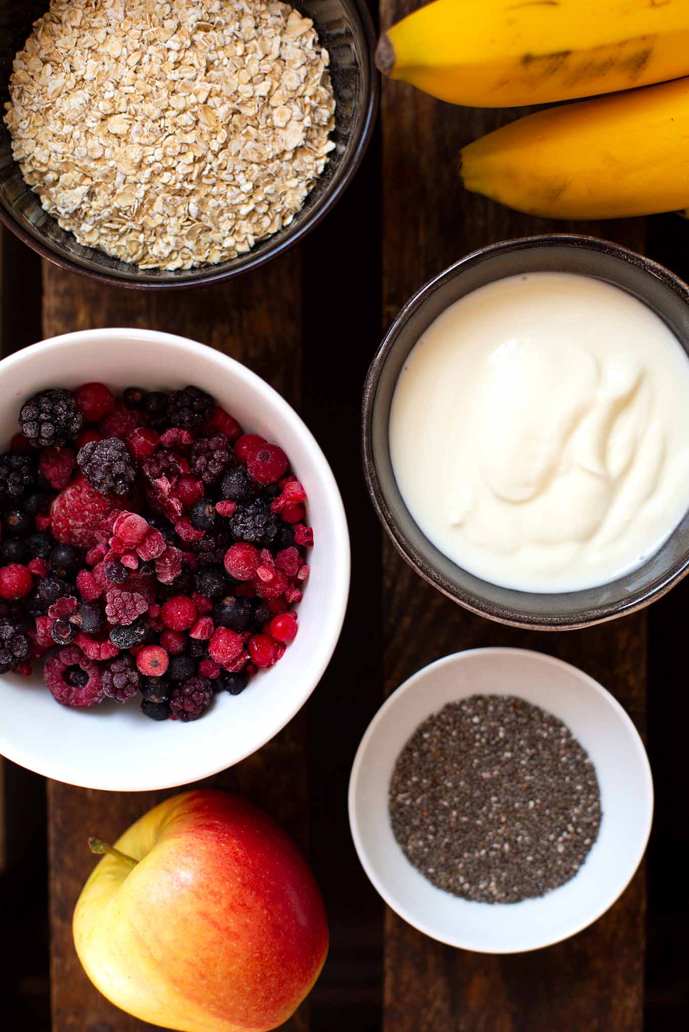 Dieses einfache Bircher Müsli Rezept ist vollgepackt mit Apfel, Banane, Joghurt und Beeren. Bonus: Du brauchst nur einen Mixer und 5 Min Zeit! - Kochkarussell Foodblog #birchermüsli #müsli #kochkarussell