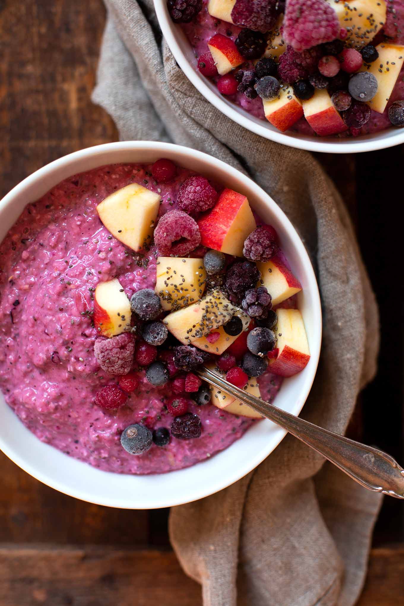 Dieses einfache Bircher Müsli Rezept ist vollgepackt mit Apfel, Banane, Joghurt und Beeren. Bonus: Du brauchst nur einen Mixer und 5 Min Zeit! - Kochkarussell Foodblog #birchermüsli #müsli #kochkarussell