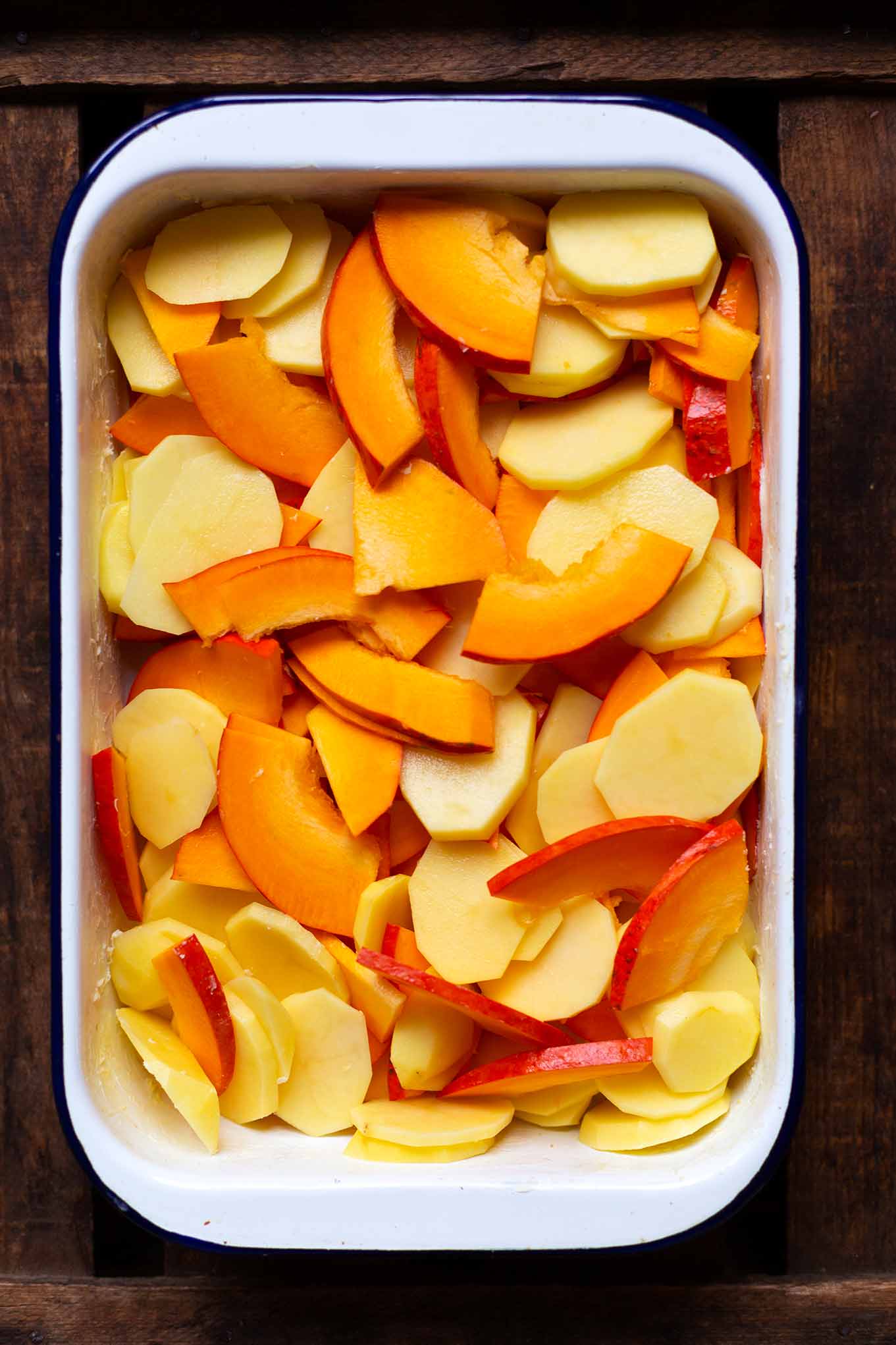 Einfacher Kürbis-Kartoffel-Auflauf. Dieses schnelle Rezept ist vegetarisch und schmeckt garantiert allen! - Kochkarussell Foodblog #kürbis #kürbiskartoffelauflauf #herbstrezept