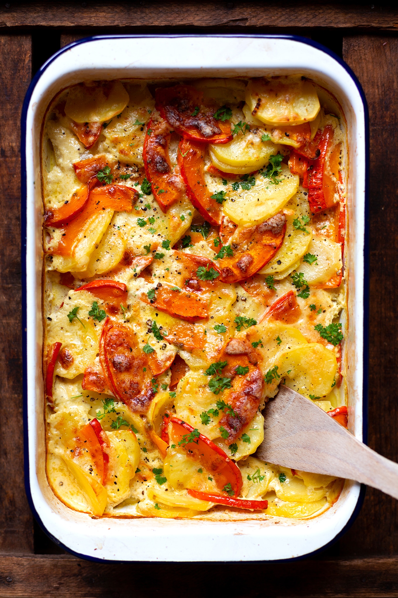 Einfacher Kürbis-Kartoffel-Auflauf. Dieses schnelle Rezept ist vegetarisch und schmeckt garantiert allen! - Kochkarussell Foodblog #kürbis #kürbiskartoffelauflauf #herbstrezept