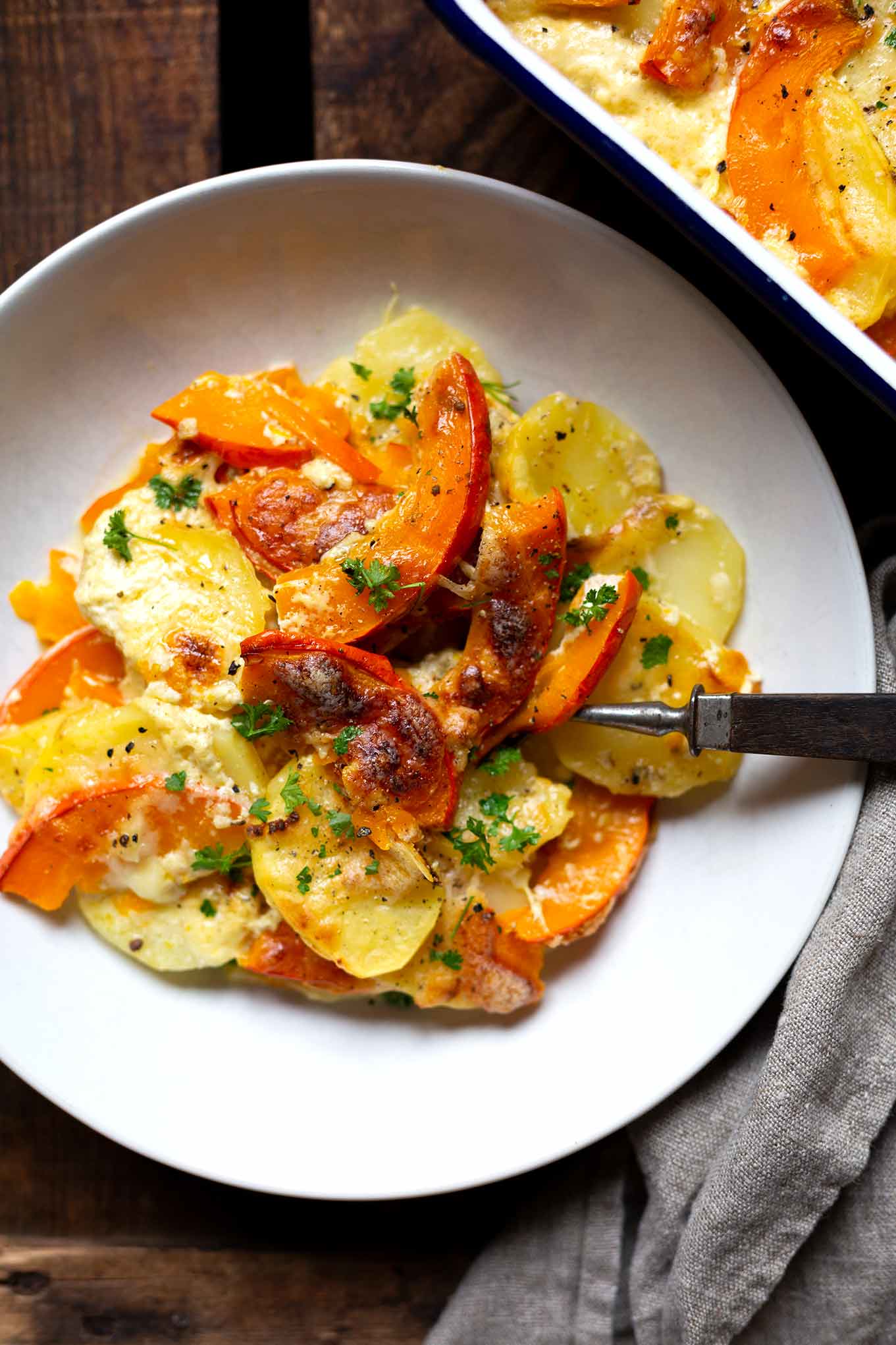 Einfacher Kürbis-Kartoffel-Auflauf. Dieses schnelle Rezept ist vegetarisch und schmeckt garantiert allen! - Kochkarussell Foodblog #kürbis #kürbiskartoffelauflauf #herbstrezept