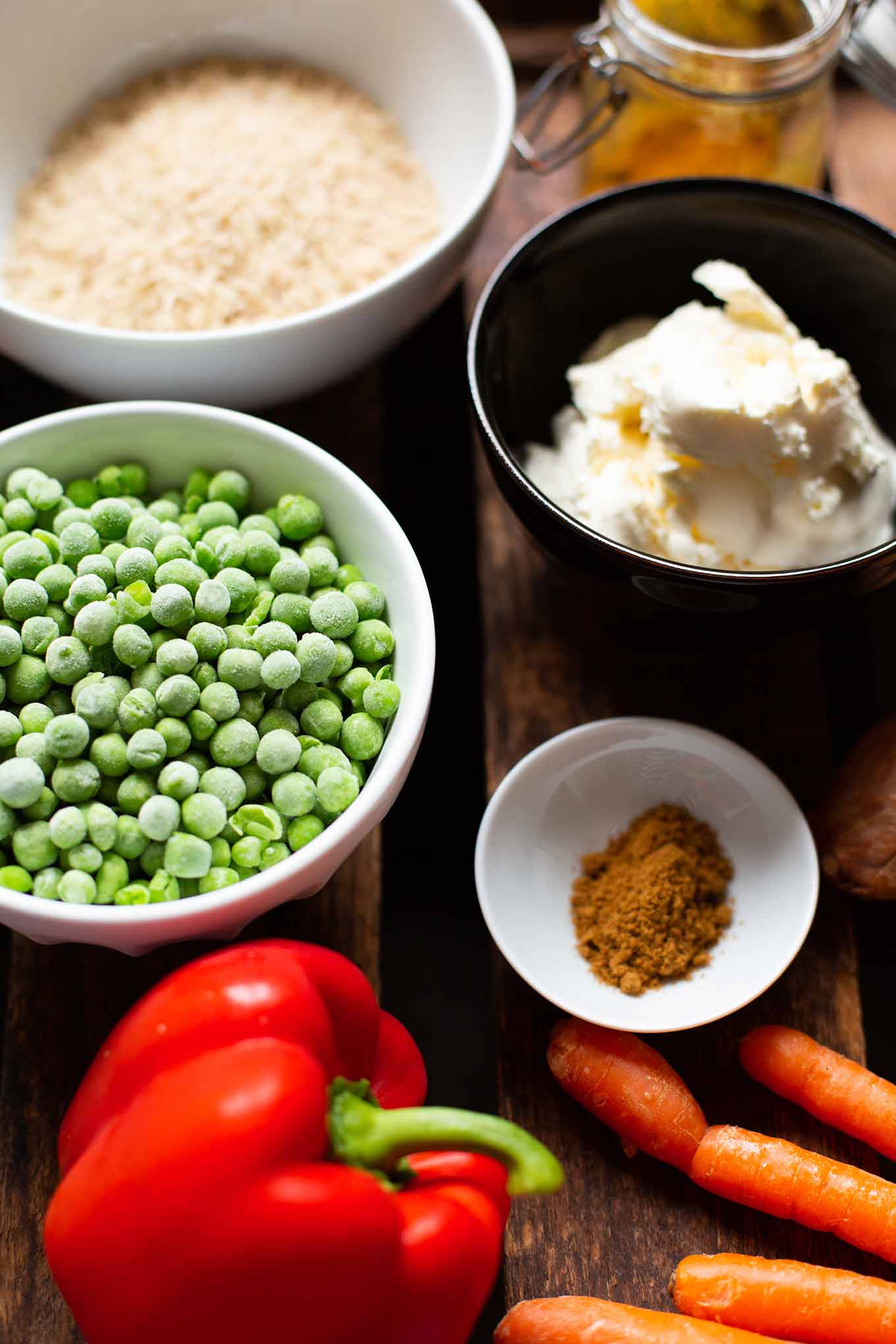 Reis mit Gemüse-Frischkäse-Sauce. Ein schnelles und einfaches Familienessen. Gesund, voller Gemüse, super lecker und Meal Prep-geeignet. Ein Rezept Klassiker der Familienküche, der einfach das ganze Jahr passt. Kochkarussell - dein Foodblog für schnelle und einfache Feierabendküche.