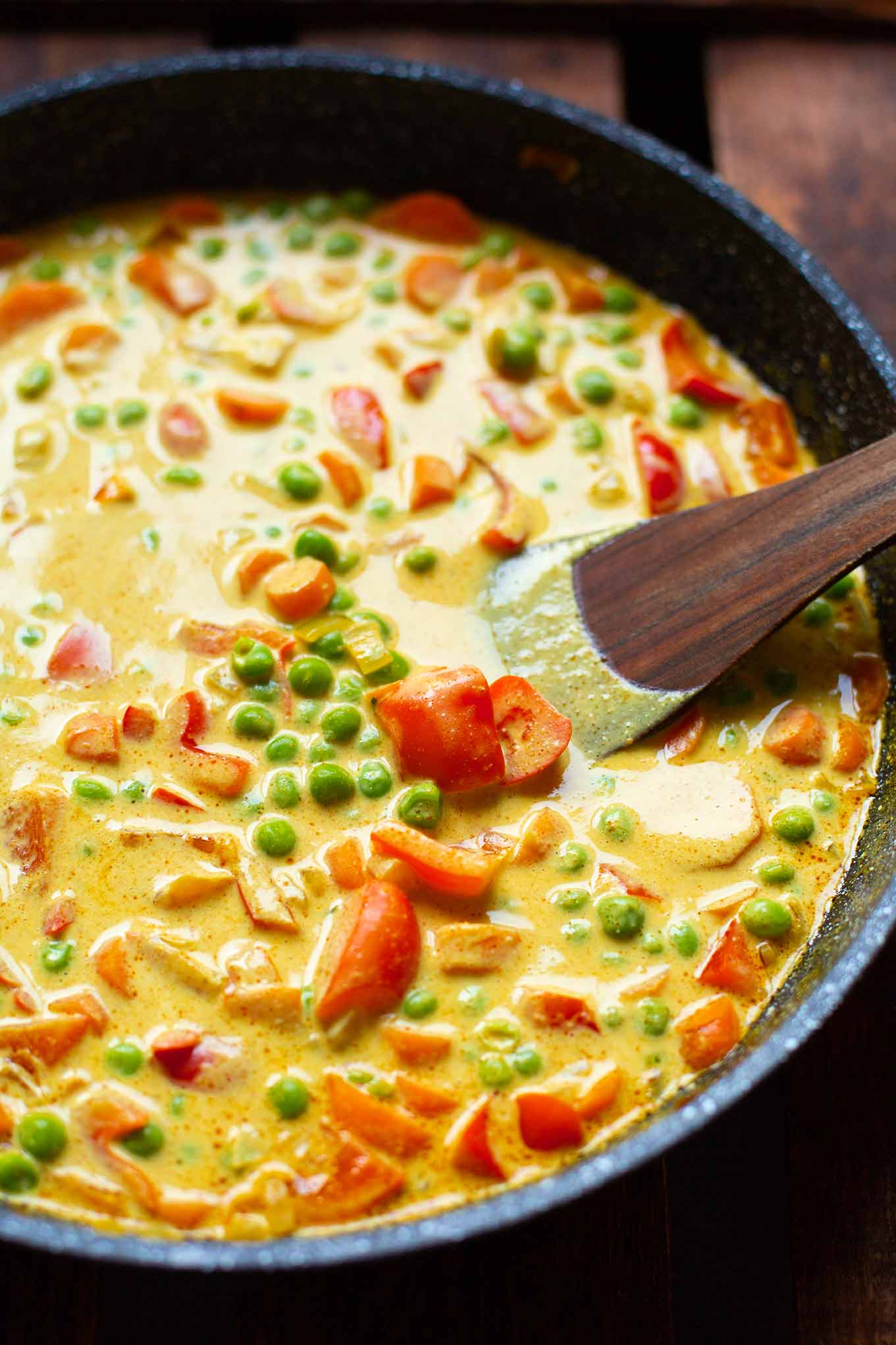 Reis mit Gemüse-Frischkäse-Sauce. Ein schnelles und einfaches Familienessen. Gesund, voller Gemüse, super lecker und Meal Prep-geeignet. Ein Rezept Klassiker der Familienküche, der einfach das ganze Jahr passt. Kochkarussell - dein Foodblog für schnelle und einfache Feierabendküche.