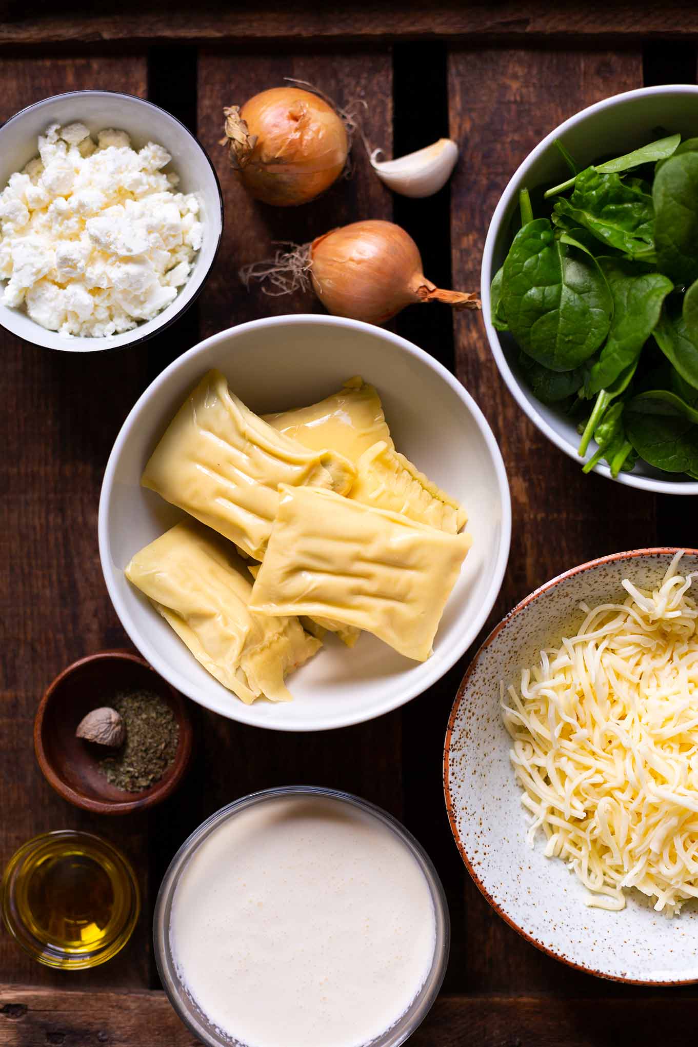 Maultaschen-Auflauf mit Spinat und Feta - extra käsig, vegetarisch und in 20 Minuten im Ofen. Soulfood pur an kalten Herbsttagen. Kochkarussell - dein Foodblog für schnelle und einfache Feierabendküche #maultaschen #auflauf #soulfood #feierabendküche #kochkarussell