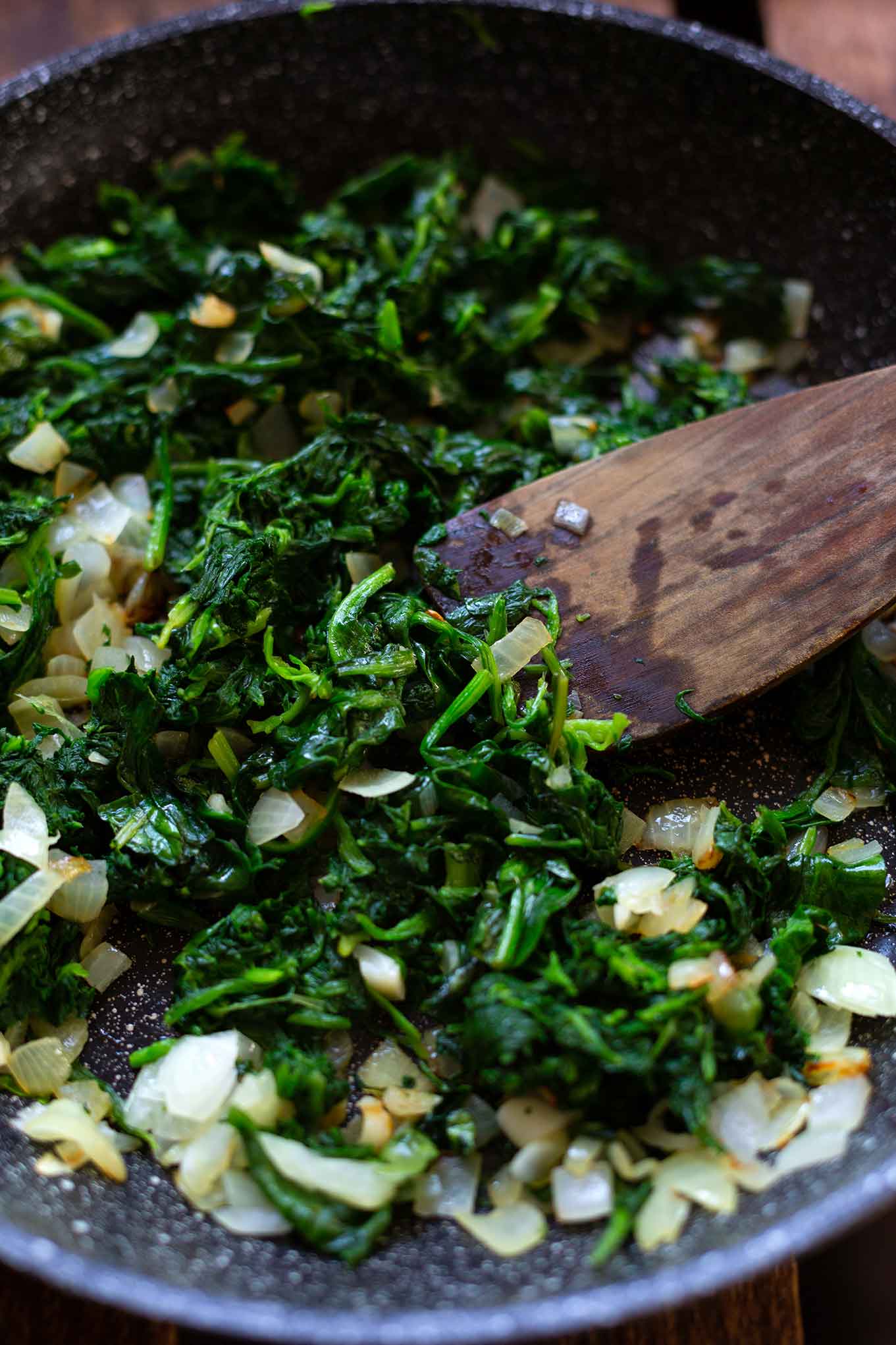Maultaschen-Auflauf mit Spinat und Feta - extra käsig, vegetarisch und in 20 Minuten im Ofen. Soulfood pur an kalten Herbsttagen. Kochkarussell - dein Foodblog für schnelle und einfache Feierabendküche #maultaschen #auflauf #soulfood #feierabendküche #kochkarussell