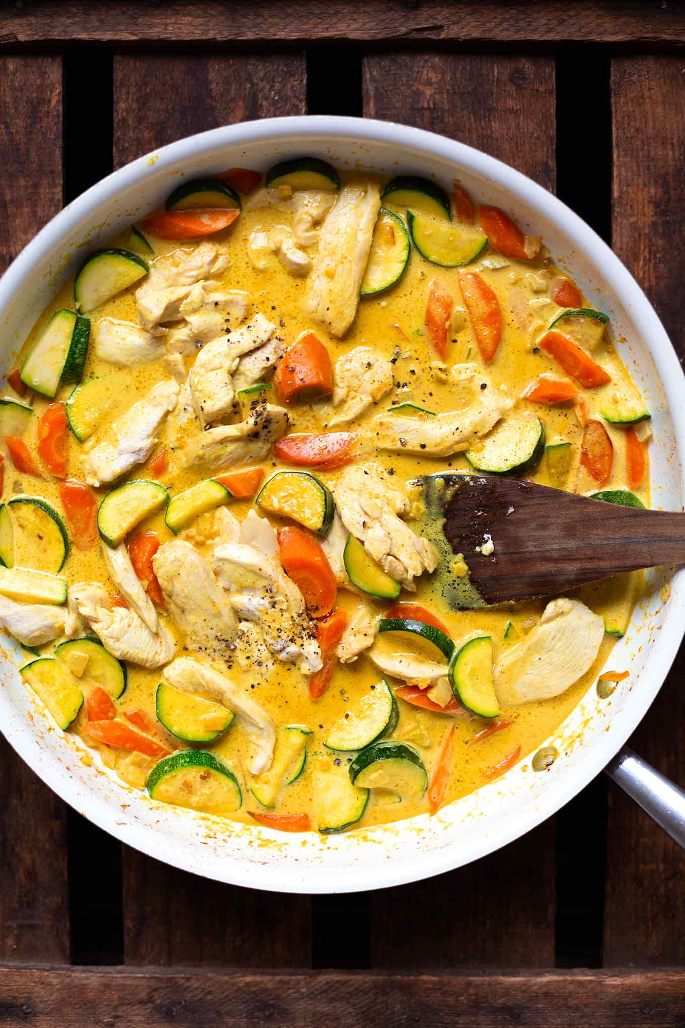 Für diese leckeren Nudeln mit Hähnchen-Kokos-Sauce braucht ihr nur 30 Minuten Zeit. Perfekte Feierabendküche und echtes Herbst-Soulfood! Kochkarussell - Foodblog für schnelle und einfache Feierabend Rezepte. #kochkarussell #feierabendküche #soulfood #hähnchenkokoscurry