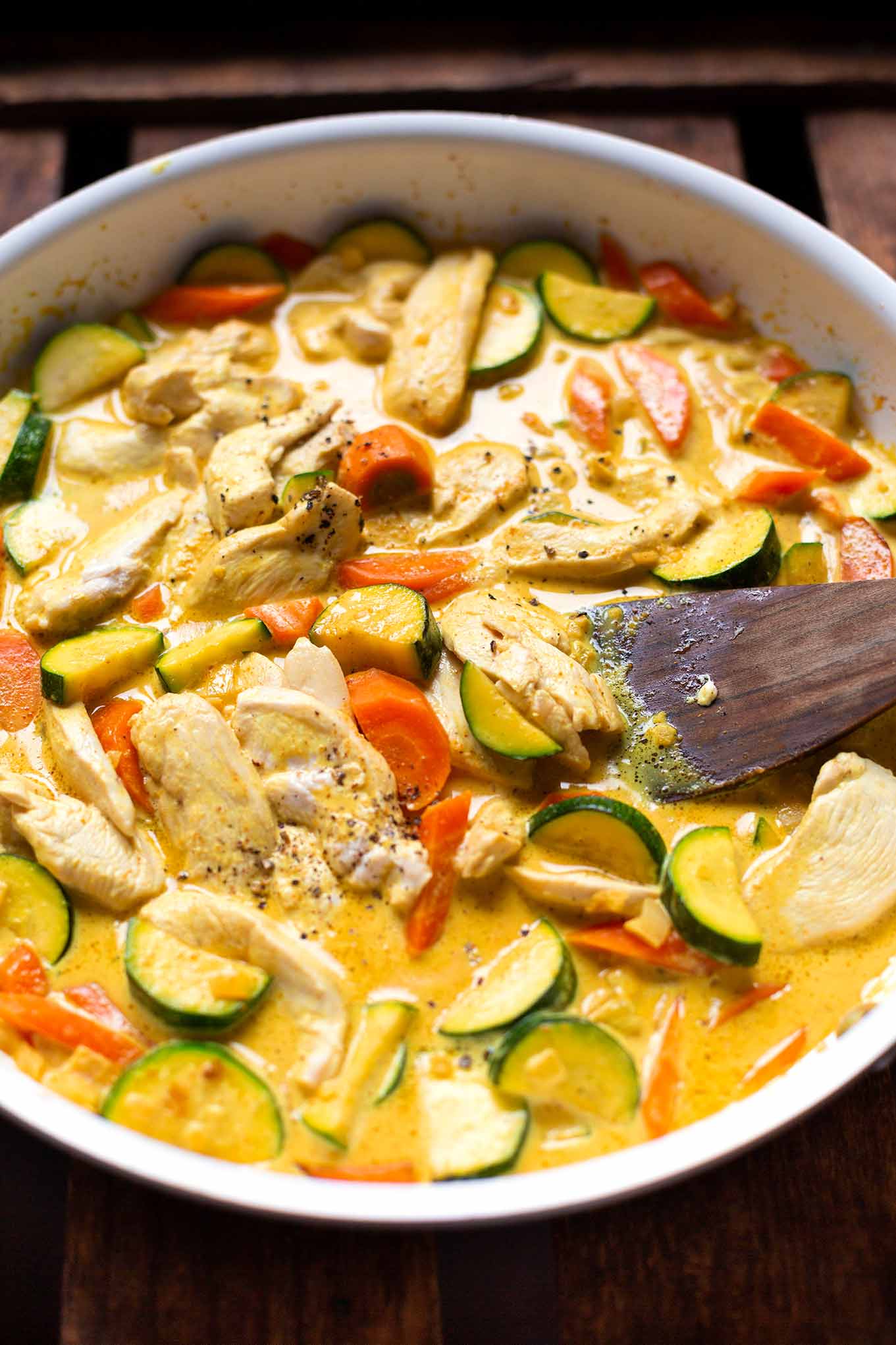 Für diese leckeren Nudeln mit Hähnchen-Kokos-Sauce braucht ihr nur 30 Minuten Zeit. Perfekte Feierabendküche und echtes Herbst-Souldfood! Kochkarussell - Foodblog für schnelle und leckere Feierabendküche #kochkarussell #feierabendküche #soulfood #hähnchenkokoscurry