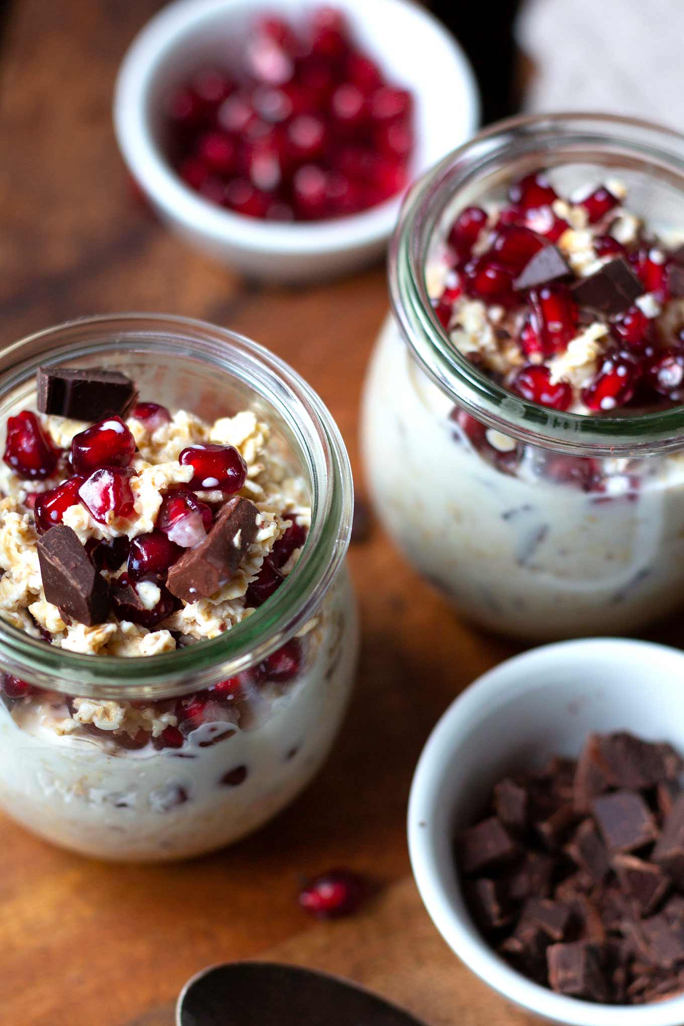Diese Overnight Oats (ONOs) mit Granatapfel und Schokolade sind super einfach, schokoladig und ein flottes 4-Zutaten Rezept. Abends schon auf das Frühstück freuen. Kochkarussell - dein Foodblog für schnelle und gesunde Rezeptinspiration.