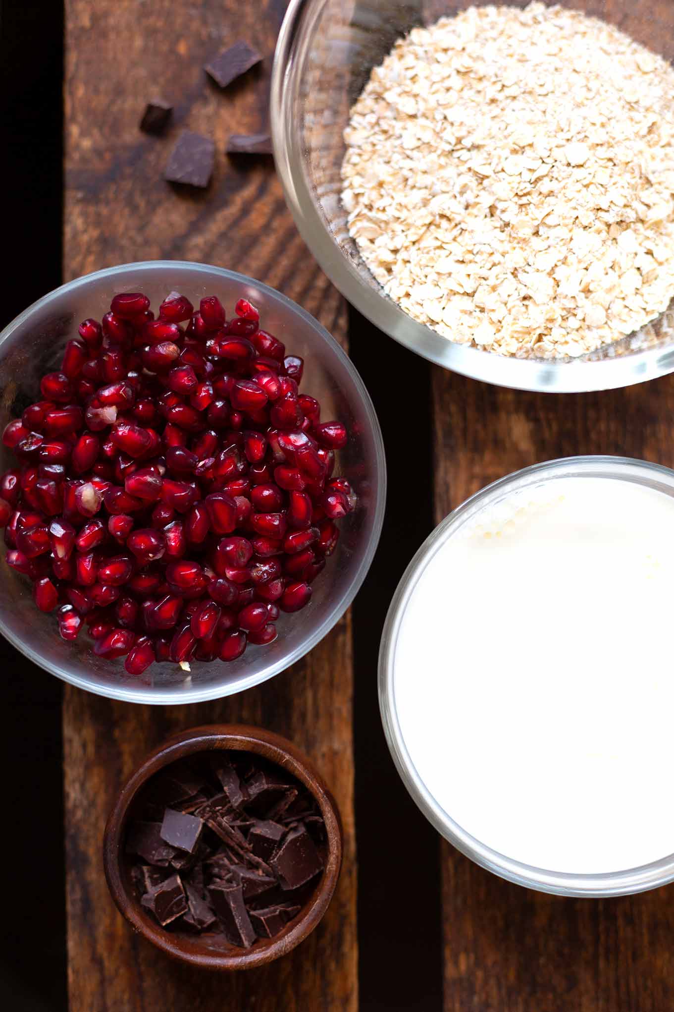 Diese Overnight Oats (ONOs) mit Granatapfel und Schokolade sind super einfach, schokoladig und ein flottes 4-Zutaten Rezept. Abends schon auf das Frühstück freuen. Kochkarussell - dein Foodblog für schnelle und gesunde Rezeptinspiration.