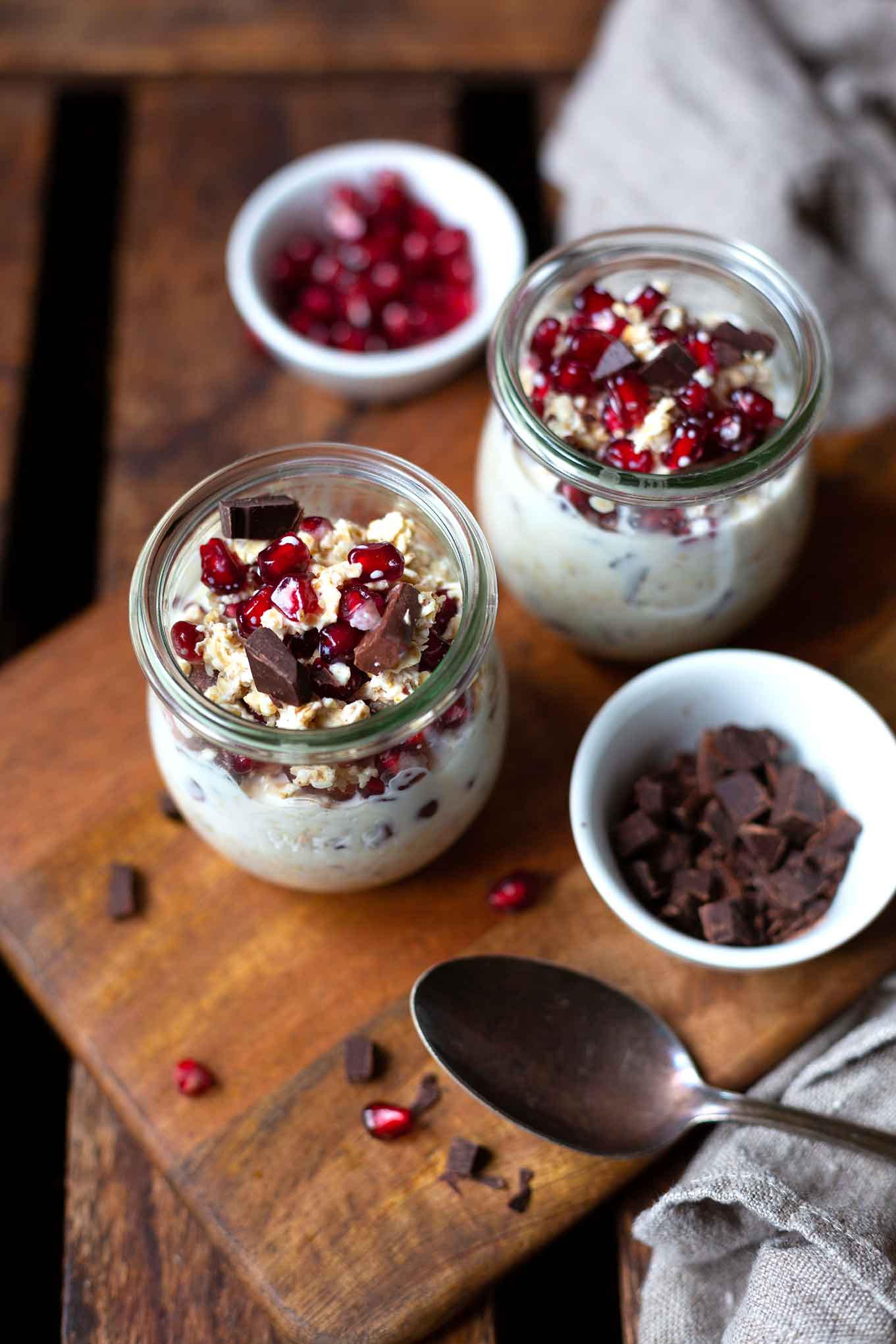 Diese Overnight Oats (ONOs) mit Granatapfel und Schokolade sind super einfach, schokoladig und ein flottes 4-Zutaten Rezept. Abends schon auf das Frühstück freuen. Kochkarussell - dein Foodblog für schnelle und gesunde Rezeptinspiration.