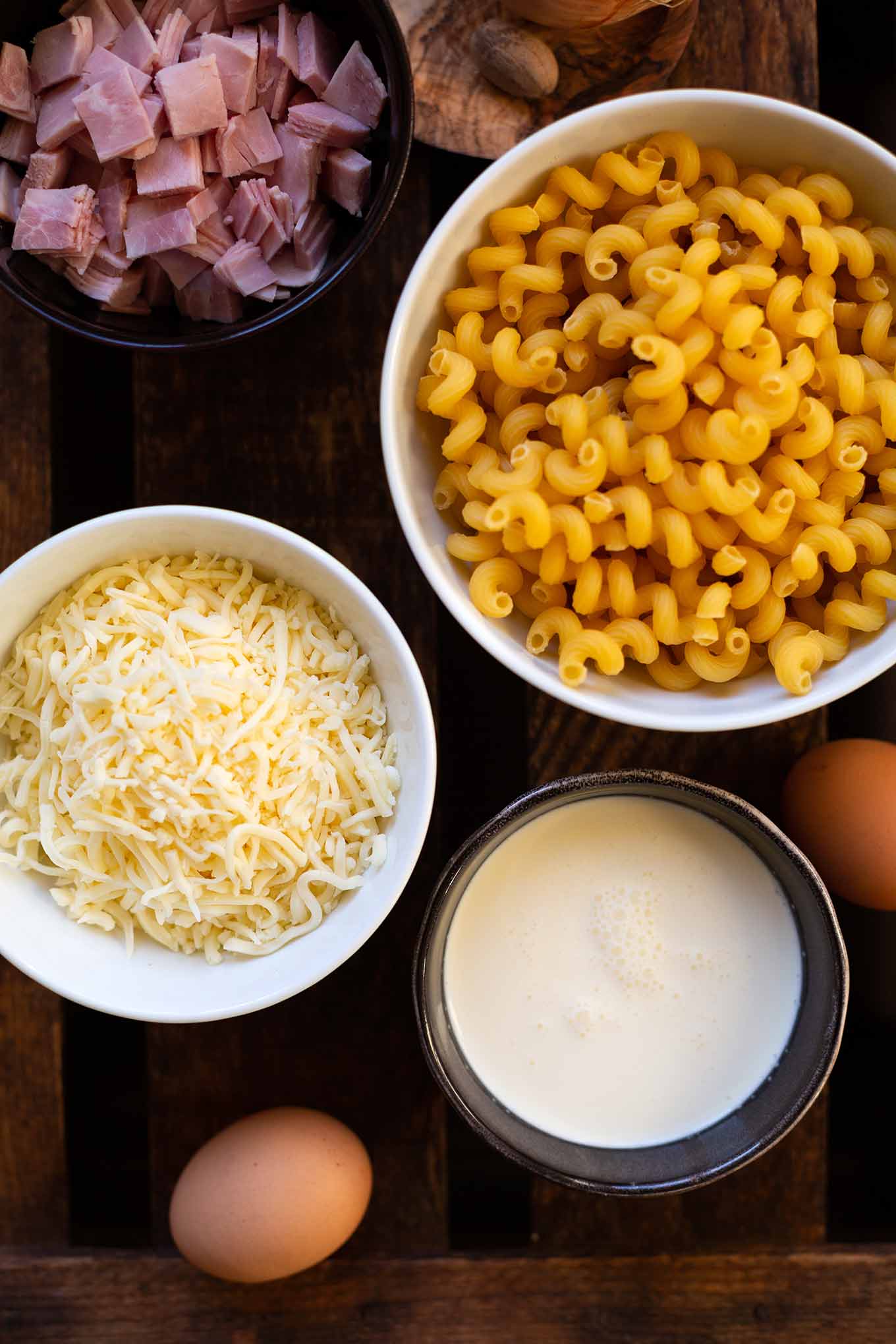 Dieser einfache Nudelauflauf mit Schinken-Sahne-Sauce ist ein echter Kindheitsklassiker und in nur 20 Minuten vorbereitet. Ab in den Ofen und genießen! Kochkarussell - dein Foodblog für schnelle und einfache Feierabendküche #kochkarussell #nudelauflauf #kindheitserinnerung #feierabendküche