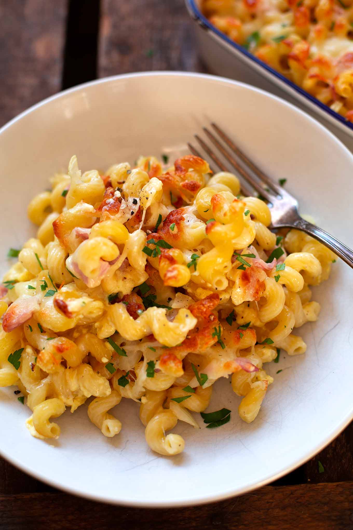 Dieser einfache Nudelauflauf mit Schinken-Sahne-Sauce ist ein echter Kindheitsklassiker und in nur 20 Minuten vorbereitet. Ab in den Ofen und genießen! Kochkarussell - dein Foodblog für schnelle und einfache Feierabendküche #kochkarussell #nudelauflauf #kindheitserinnerung #feierabendküche