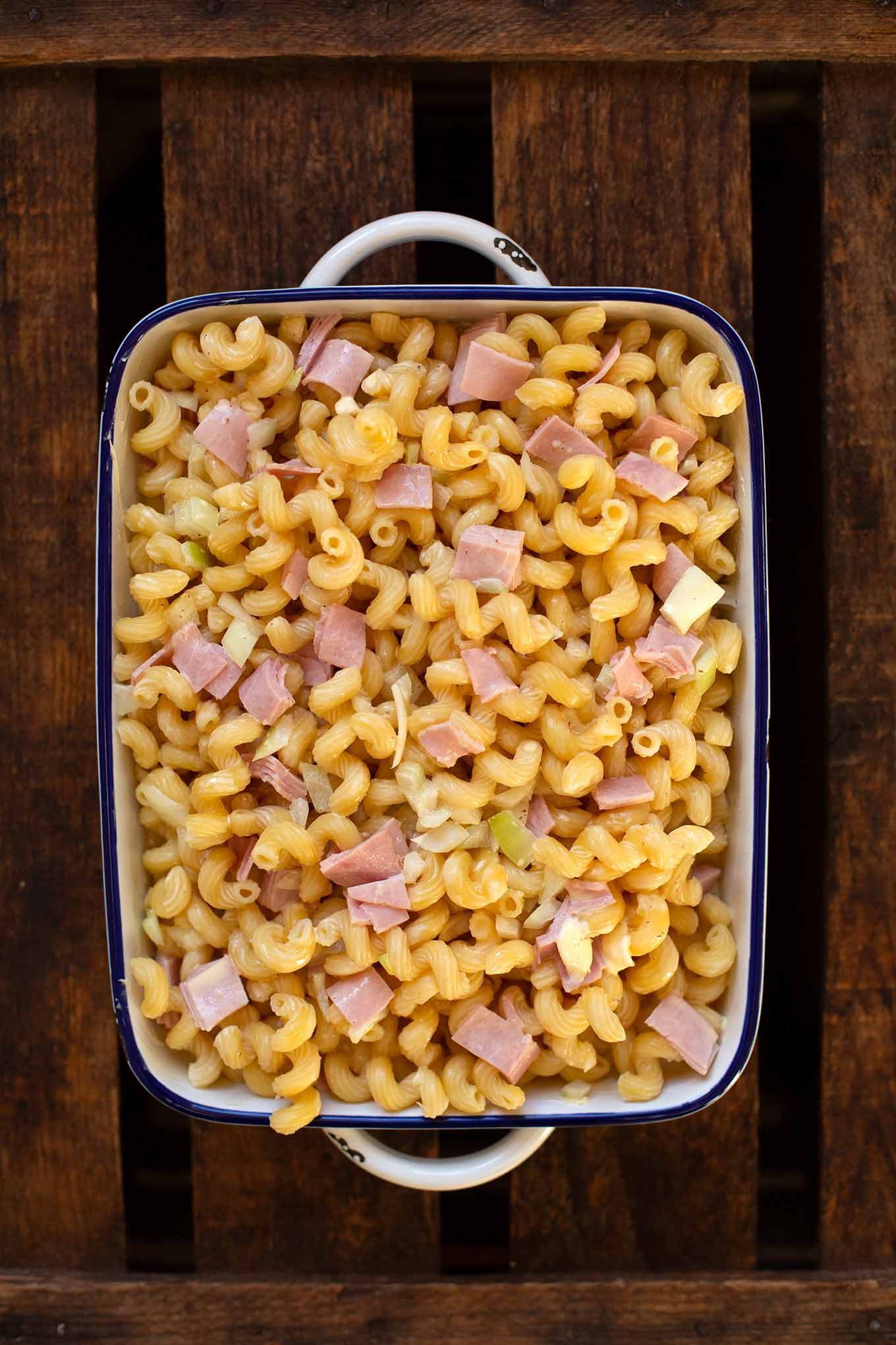 Dieser einfache Nudelauflauf mit Schinken-Sahne-Sauce ist ein echter Kindheitsklassiker und in nur 20 Minuten vorbereitet. Ab in den Ofen und genießen! Kochkarussell - dein Foodblog für schnelle und einfache Feierabendküche #kochkarussell #nudelauflauf #kindheitserinnerung #feierabendküche