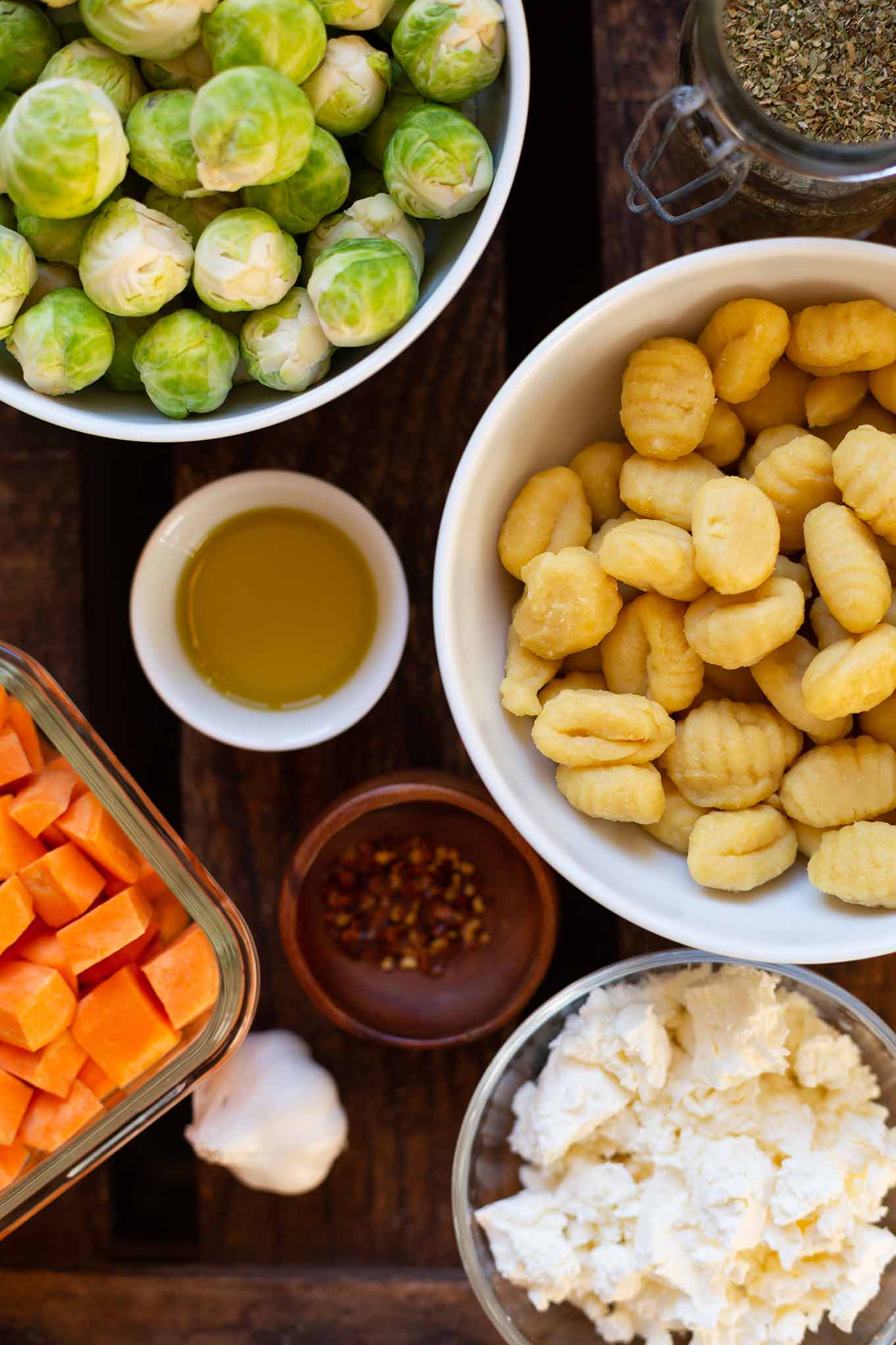 Diese Ein Blech-Gnocchi mit Süßkartoffel, Rosenkohl und Feta sind super schnell vorbereitet: Einfach schnippeln, Zutaten mischen und ab in den Ofen. Ein leckeres Feierabend Rezept, das ihr unbedingt probieren solltet. Kochkarussell - dein Foodblog für schnelle und einfache Feierabend Rezepte. #kochkarussell #feierabendküche #einblechrezept #onepan #soulfood