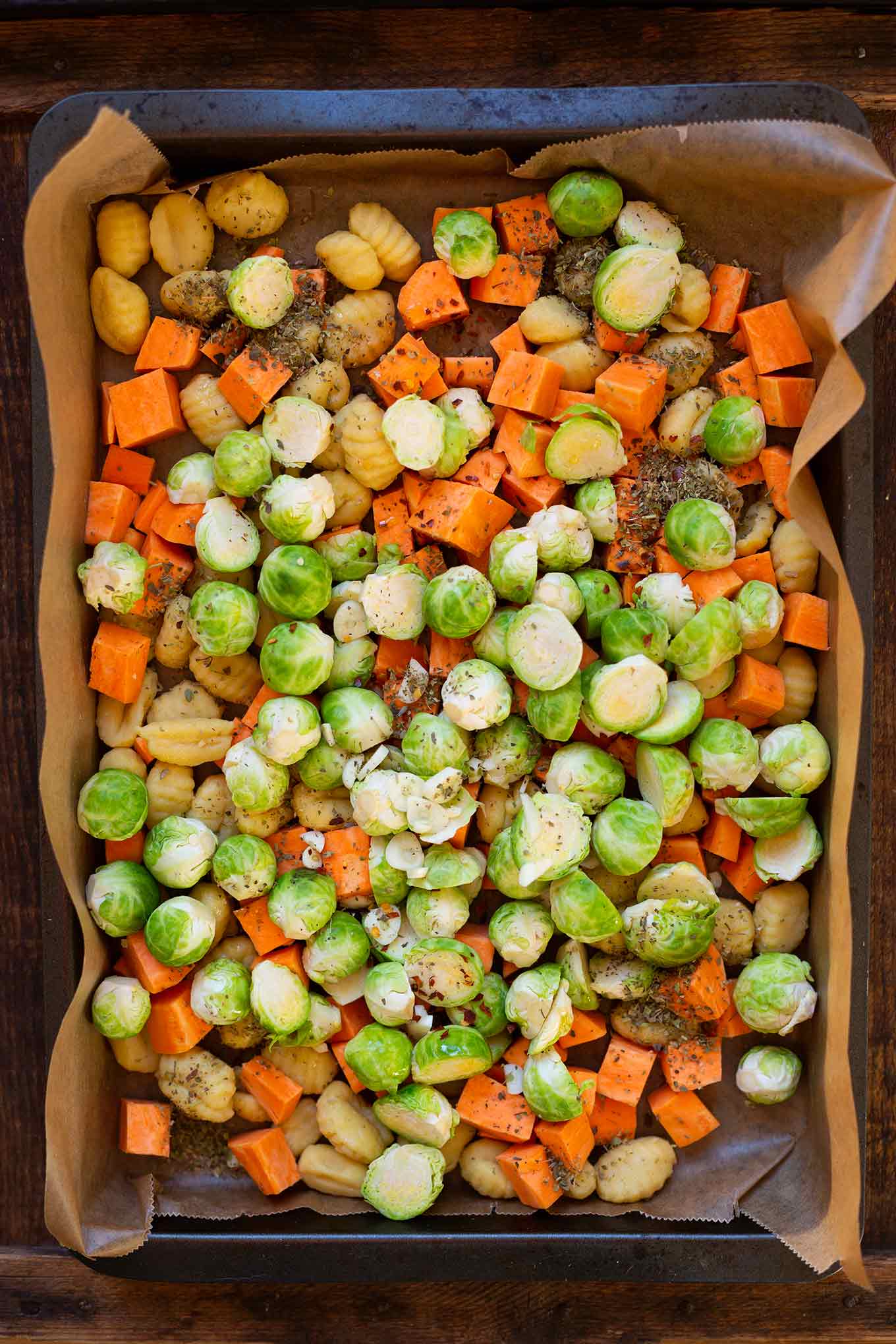 Diese Ein Blech-Gnocchi mit Süßkartoffel, Rosenkohl und Feta sind super schnell vorbereitet: Einfach schnippeln, Zutaten mischen und ab in den Ofen. Ein leckeres Feierabend Rezept, das ihr unbedingt probieren solltet. Kochkarussell - dein Foodblog für schnelle und einfache Feierabend Rezepte. #kochkarussell #feierabendküche #einblechrezept #onepan #soulfood