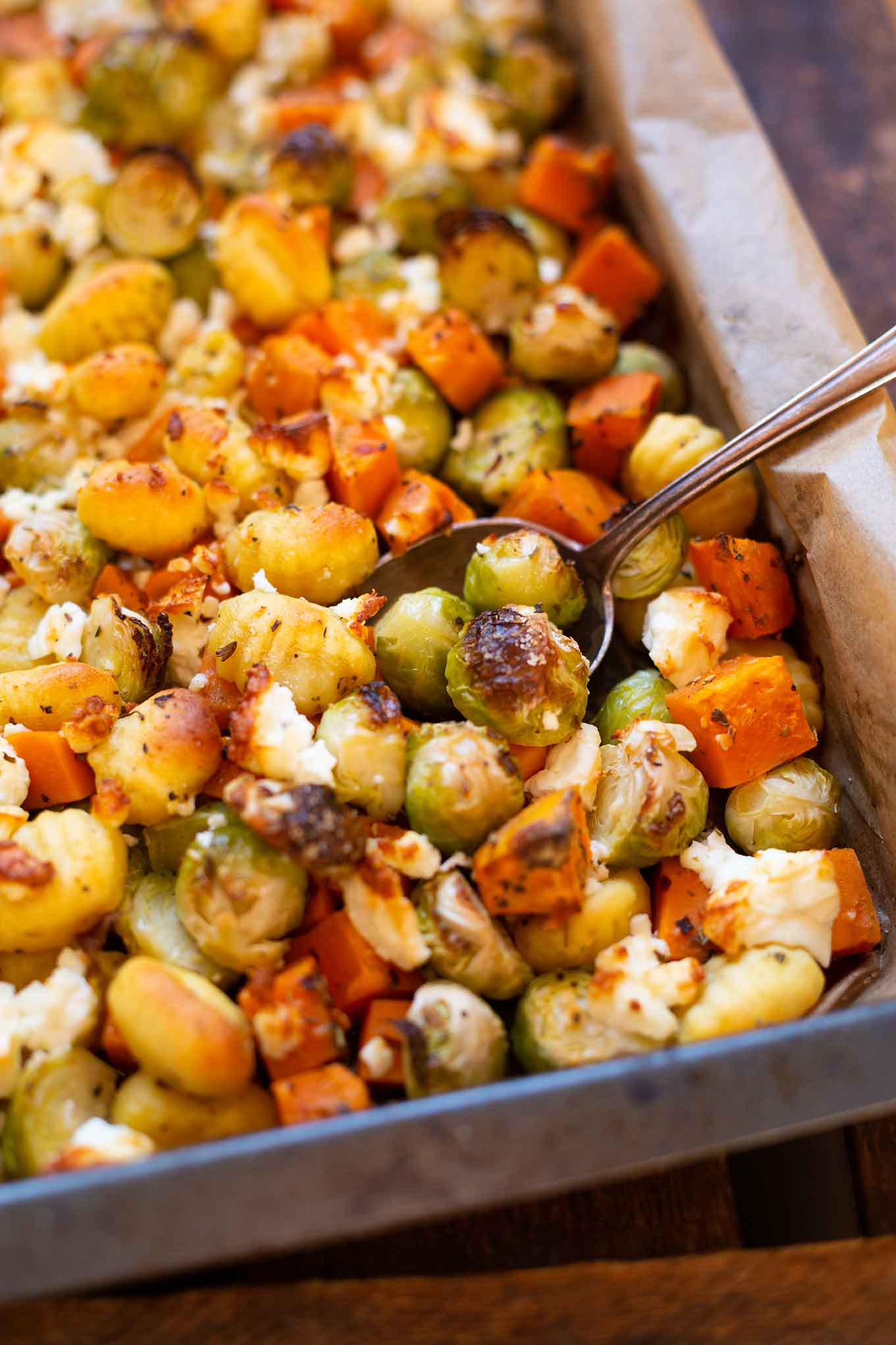 Diese Ein Blech-Gnocchi mit Süßkartoffel, Rosenkohl und Feta sind super schnell vorbereitet: Einfach schnippeln, Zutaten mischen und ab in den Ofen. Ein leckeres Feierabend Rezept, das ihr unbedingt probieren solltet. Kochkarussell - dein Foodblog für schnelle und einfache Feierabend Rezepte. #kochkarussell #feierabendküche #einblechrezept #onepan #soulfood