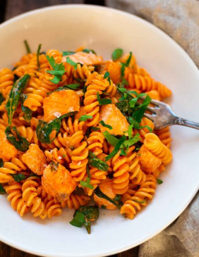 Pasta mit Lachs-Sahne-Sauce und Spinat-1