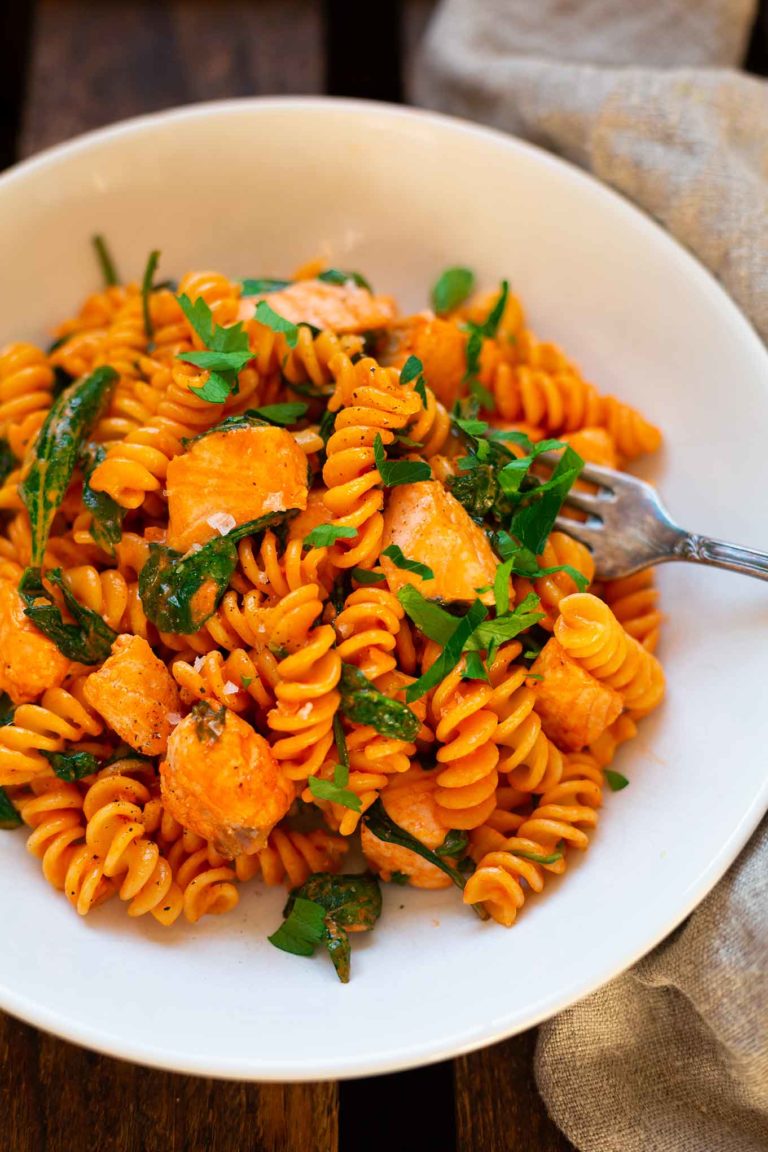 Pasta mit Lachs-Sahne-Sauce und Spinat-1