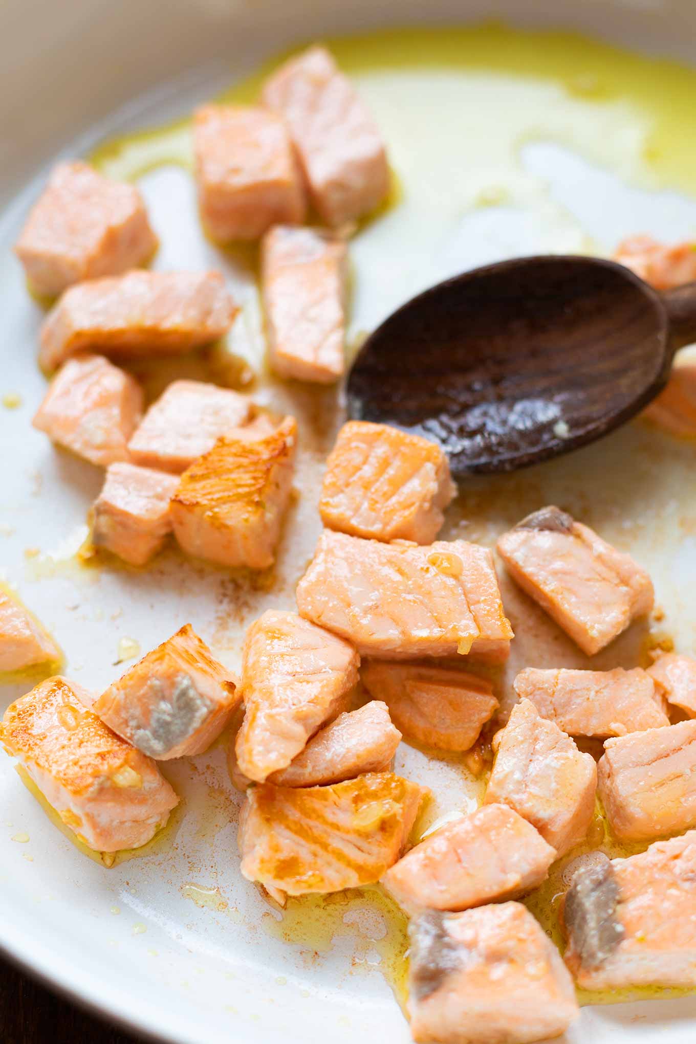 Pasta mit Lachs-Sahne-Sauce und Spinat: Auf der Suche nach einem schnellen, romantischen Rezept für den Valentinstag, das in nur 30 Minuten fix und fertig auf dem Tisch steht? Dieses Pasta Rezept besteht aus nur 7 Zutaten und ist einfach super lecker. Kochkarussell - dein Foodblog für gesundes Soulfood und schnelle Feierabend Rezepte.