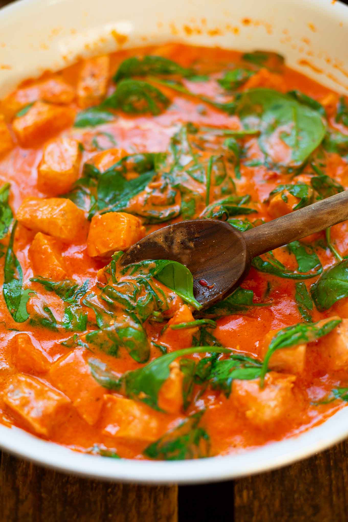 Pasta mit Lachs-Sahne-Sauce und Spinat: Auf der Suche nach einem schnellen, romantischen Rezept für den Valentinstag, das in nur 30 Minuten fix und fertig auf dem Tisch steht? Dieses Pasta Rezept besteht aus nur 7 Zutaten und ist einfach super lecker. Kochkarussell - dein Foodblog für gesundes Soulfood und schnelle Feierabend Rezepte.