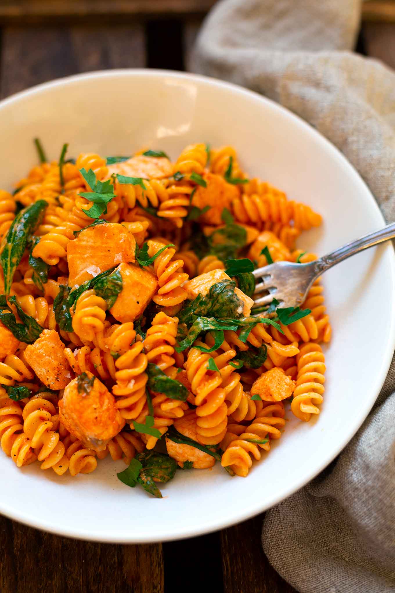 Pasta mit Lachs-Sahne-Sauce und Spinat: Auf der Suche nach einem schnellen, romantischen Rezept für den Valentinstag, das in nur 30 Minuten fix und fertig auf dem Tisch steht? Dieses Pasta Rezept besteht aus nur 7 Zutaten und ist einfach super lecker. Kochkarussell - dein Foodblog für gesundes Soulfood und schnelle Feierabend Rezepte.