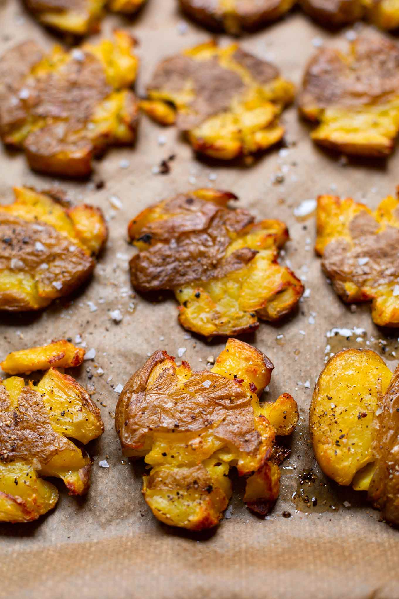 Diese Quetschkartoffeln vom Backblech sind extra knusprig, super lecker und ein perfektes Rezept für den schnellen Feierabend. Ob als Beilage, Hauptgericht mit Dipp oder zum Grillen, an Smashed Potatoes kommt dieses Jahr keiner mehr vorbei. Und wir verraten euch, wie die Kartoffeln, extra gut gelingen. Nur im Kochkarussell - dein Foodblog für schnelle, leichte und einfache Feierabend Rezepte.
