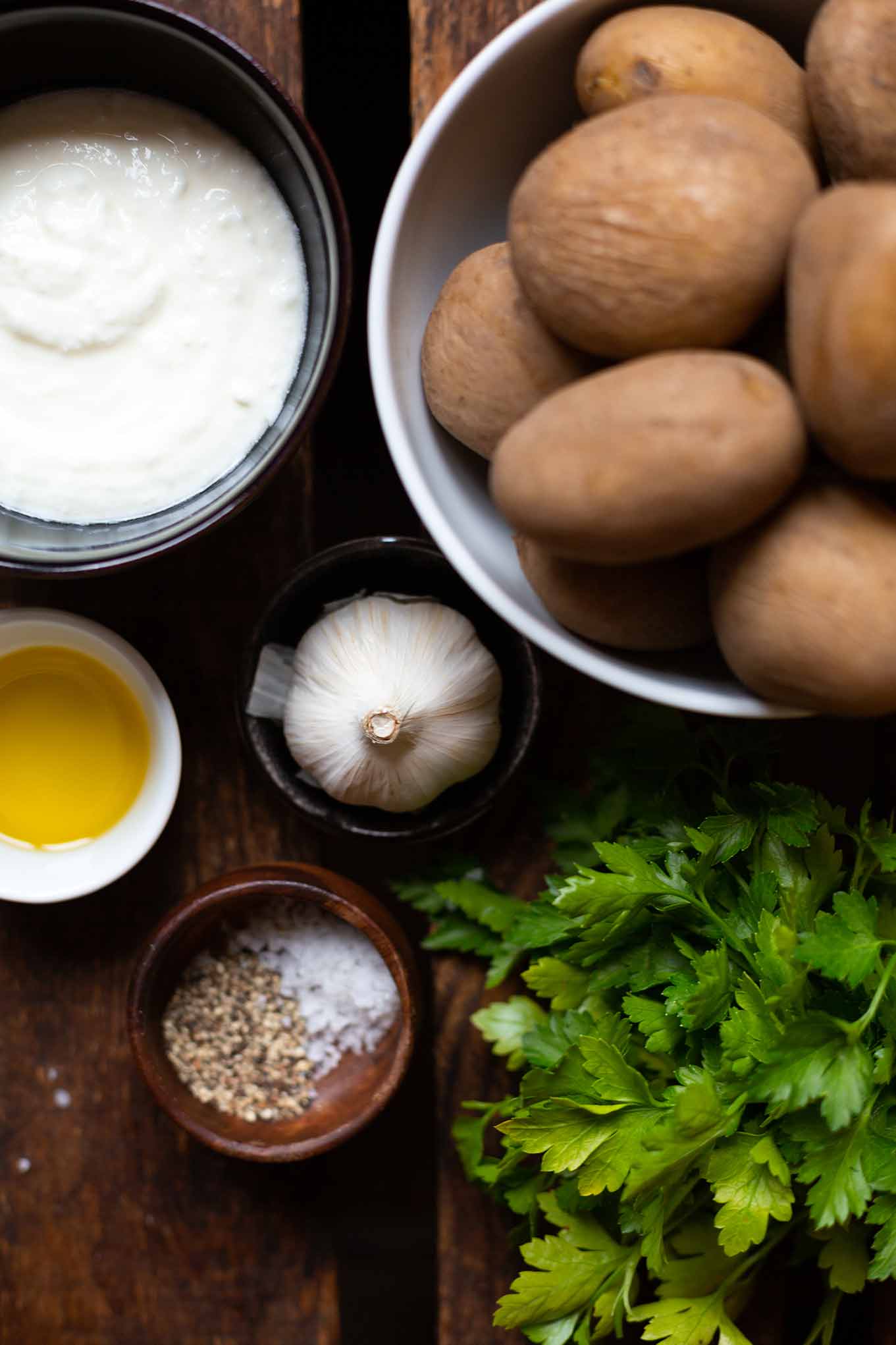 Diese Quetschkartoffeln vom Backblech sind extra knusprig, super lecker und ein perfektes Rezept für den schnellen Feierabend. Ob als Beilage, Hauptgericht mit Dipp oder zum Grillen, an Smashed Potatoes kommt dieses Jahr keiner mehr vorbei. Und wir verraten euch, wie die Kartoffeln, extra gut gelingen. Nur im Kochkarussell - dein Foodblog für schnelle, leichte und einfache Feierabend Rezepte.