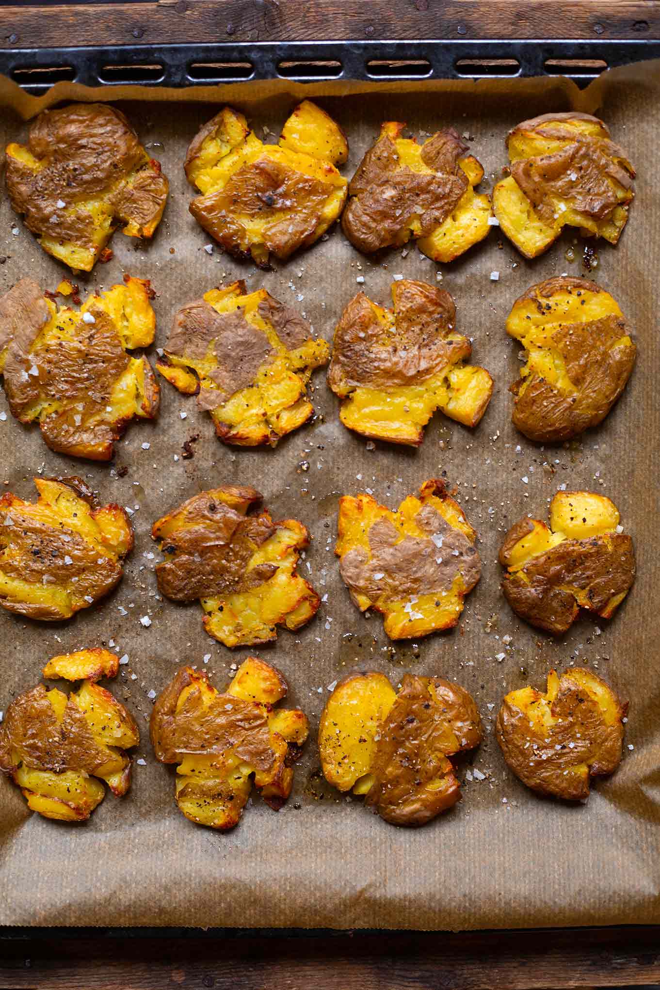 Diese Quetschkartoffeln vom Backblech sind extra knusprig, super lecker und ein perfektes Rezept für den schnellen Feierabend. Ob als Beilage, Hauptgericht mit Dipp oder zum Grillen, an Smashed Potatoes kommt dieses Jahr keiner mehr vorbei. Und wir verraten euch, wie die Kartoffeln, extra gut gelingen. Nur im Kochkarussell - dein Foodblog für schnelle, leichte und einfache Feierabend Rezepte.
