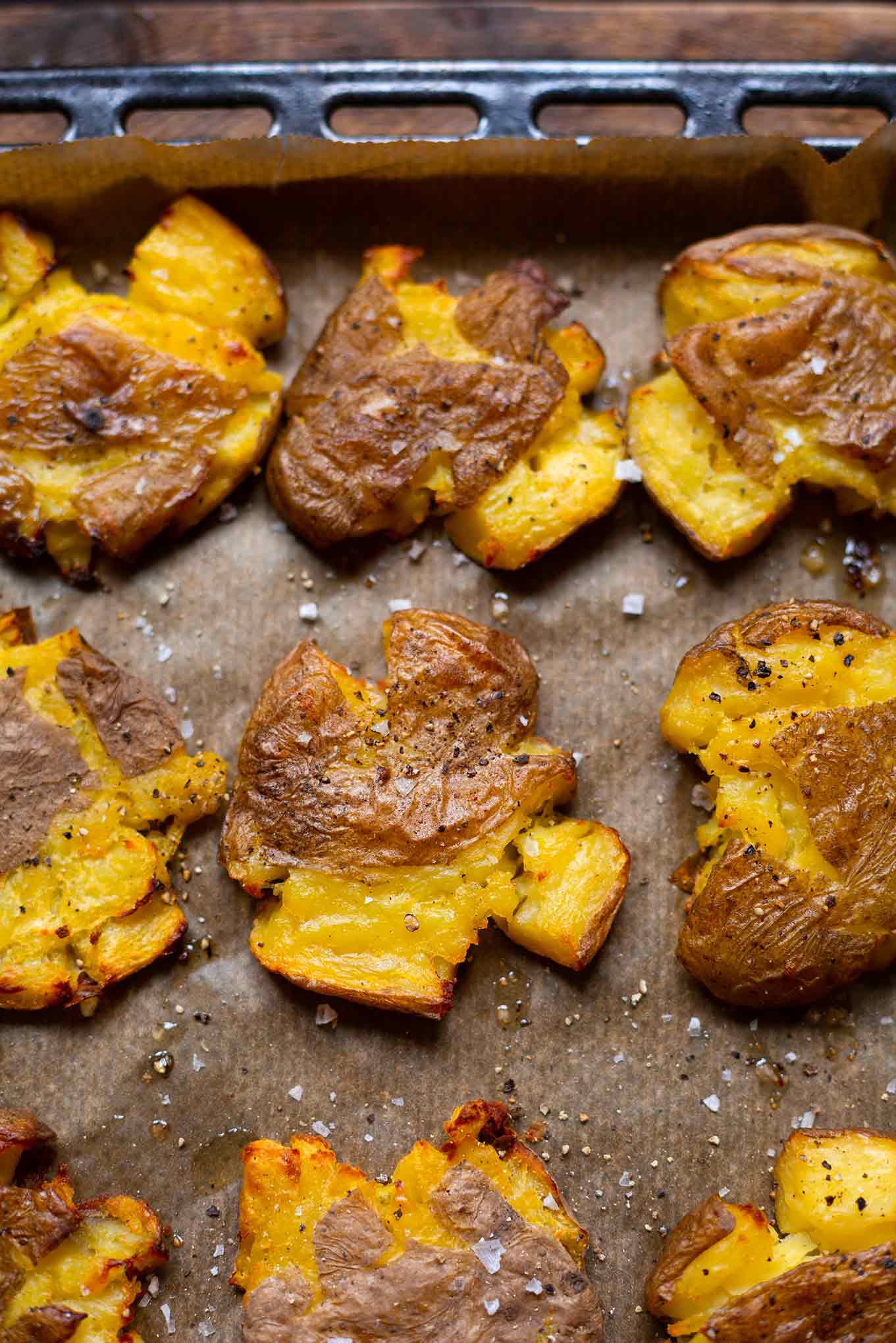 Diese Quetschkartoffeln vom Backblech sind extra knusprig, super lecker und ein perfektes Rezept für den schnellen Feierabend. Ob als Beilage, Hauptgericht mit Dipp oder zum Grillen, an Smashed Potatoes kommt dieses Jahr keiner mehr vorbei. Und wir verraten euch, wie die Kartoffeln, extra gut gelingen. Nur im Kochkarussell - dein Foodblog für schnelle, leichte und einfache Feierabend Rezepte.