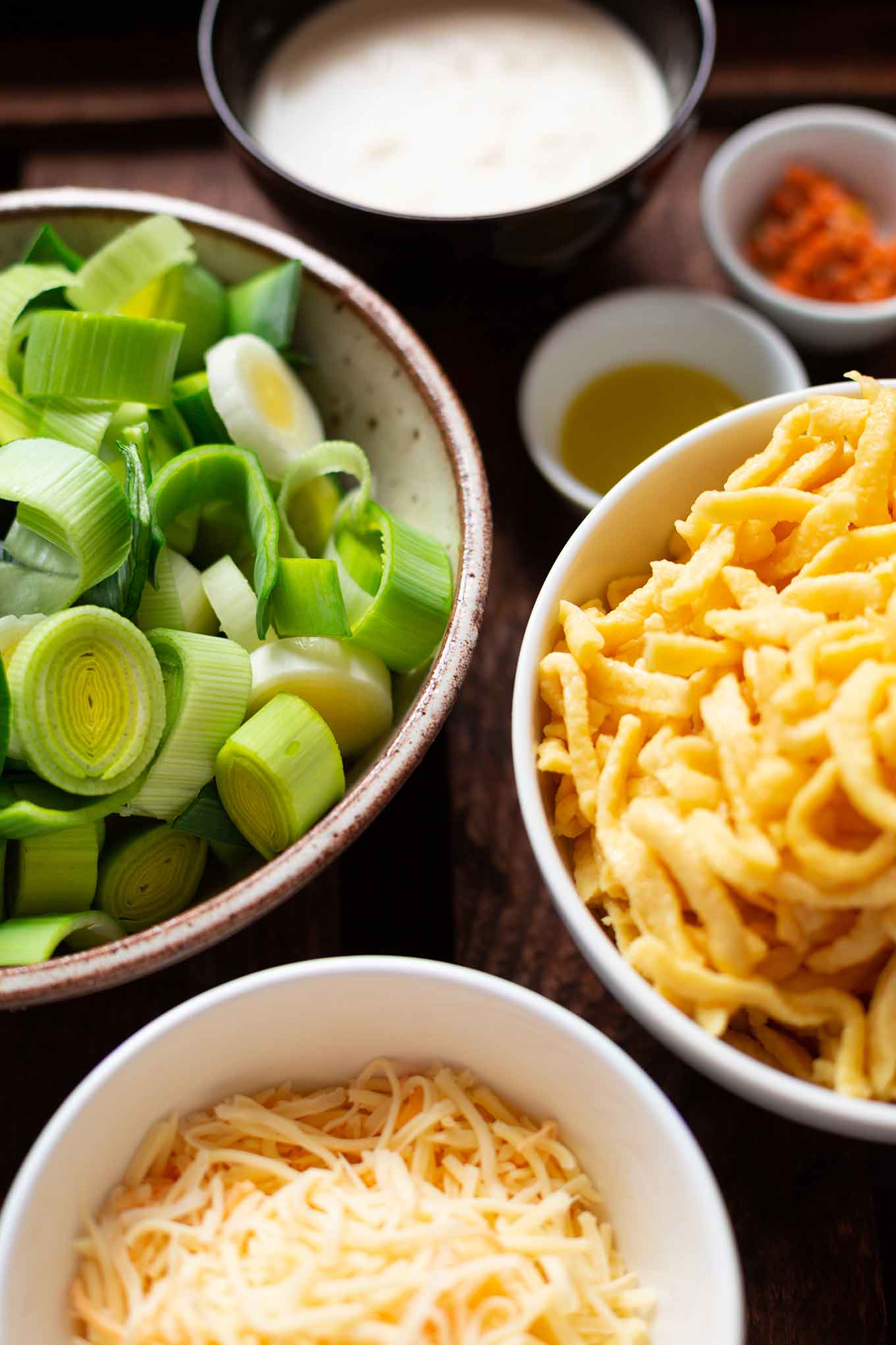 Dieser einfache Spätzle-Lauch-Auflauf besteht aus nur 5-Zutaten und ist ganz fix zubereitet. Absolutes Soulfood für euer schnelles Abendessen. Herzhaft, vegetarisch und super lecker. Kochkarussell - dein Foodblog für gesundes Soulfood und schnelle Feierabend Rezepte