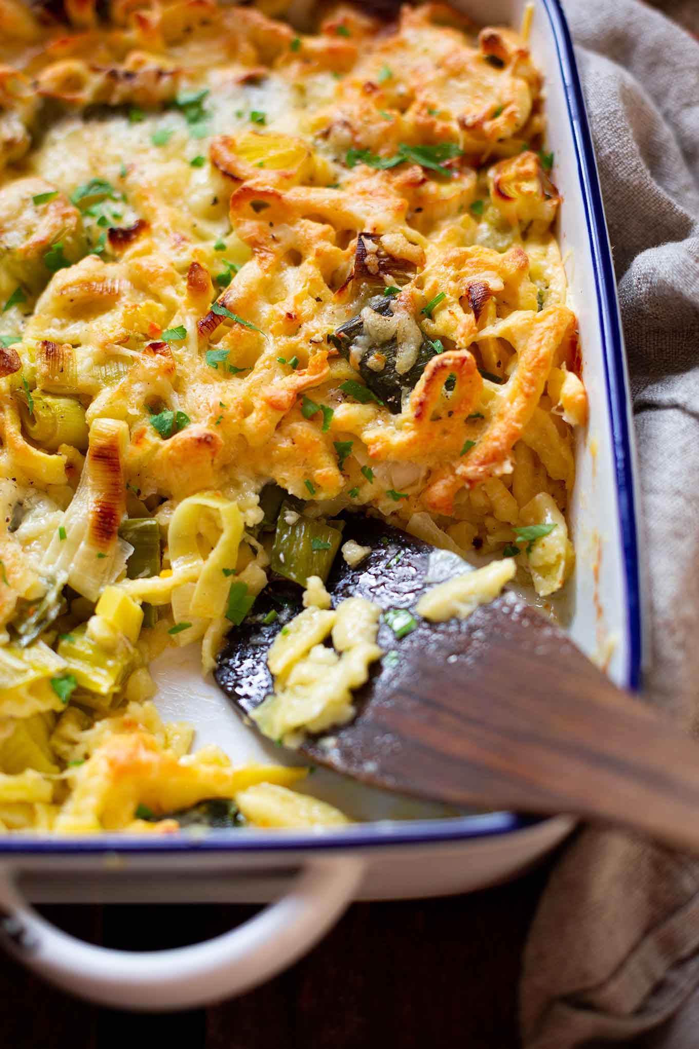 Dieser einfache Spätzle-Lauch-Auflauf besteht aus nur 5-Zutaten und ist ganz fix zubereitet. Absolutes Soulfood für euer schnelles Abendessen. Herzhaft, vegetarisch und super lecker. Kochkarussell - dein Foodblog für gesundes Soulfood und schnelle Feierabend Rezepte