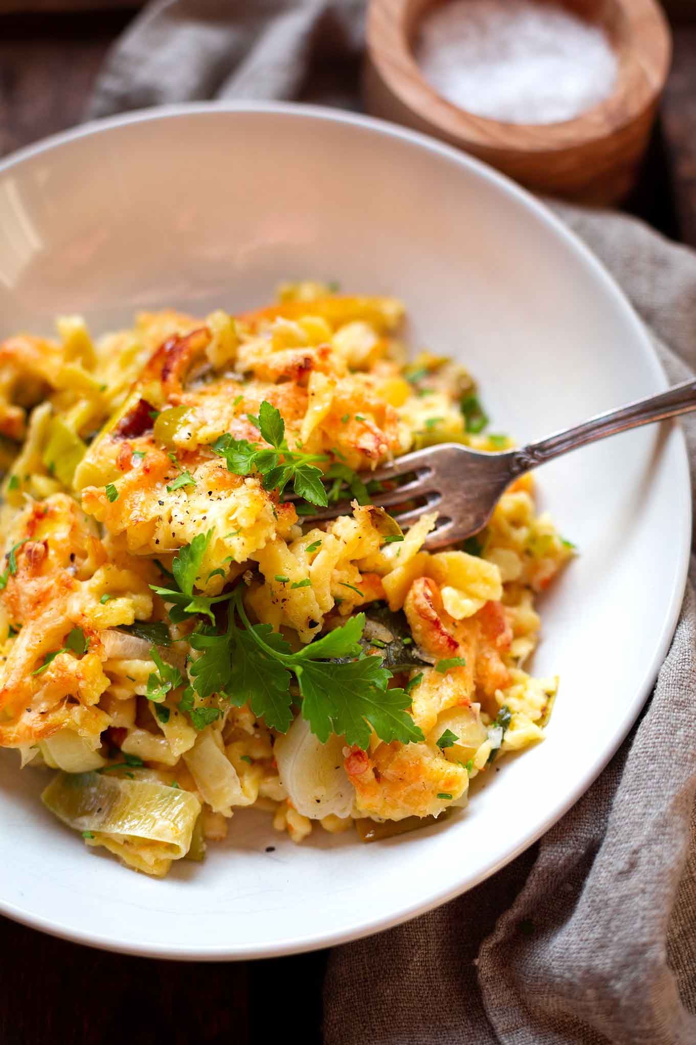 Dieser einfache Spätzle-Lauch-Auflauf besteht aus nur 5-Zutaten und ist ganz fix zubereitet. Absolutes Soulfood für euer schnelles Abendessen. Herzhaft, vegetarisch und super lecker. Kochkarussell - dein Foodblog für gesundes Soulfood und schnelle Feierabend Rezepte