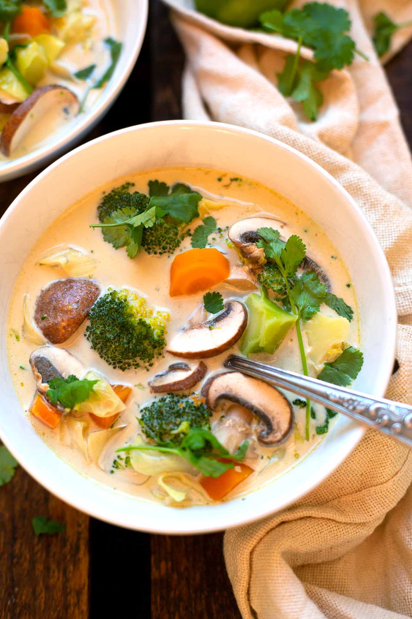 Thai-Kokos-Suppe mit Gemüse ist das perfekte Feierabendrezept. Nur ein Topf und in 30 Minuten fertig. So einfach, das musst du testen! - Kochkarussell Foodblog #thaikokossuppe #thairezept #thaisuppe #kochkarussell