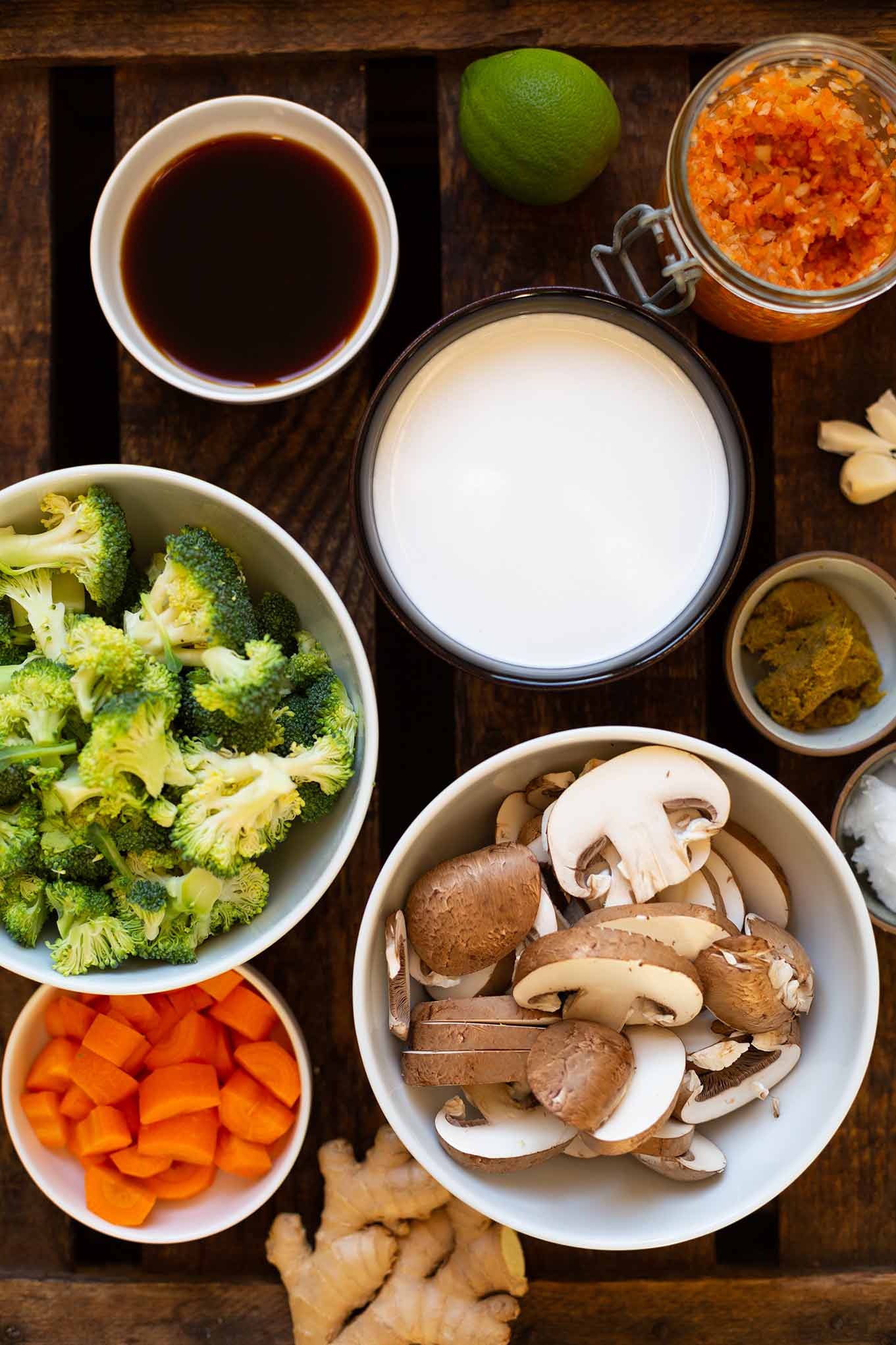 Thai-Kokos-Suppe mit Gemüse ist das perfekte Feierabendrezept. Nur ein Topf und in 30 Minuten fertig. So einfach, das musst du testen! - Kochkarussell Foodblog #thaikokossuppe #thairezept #thaisuppe #kochkarussell