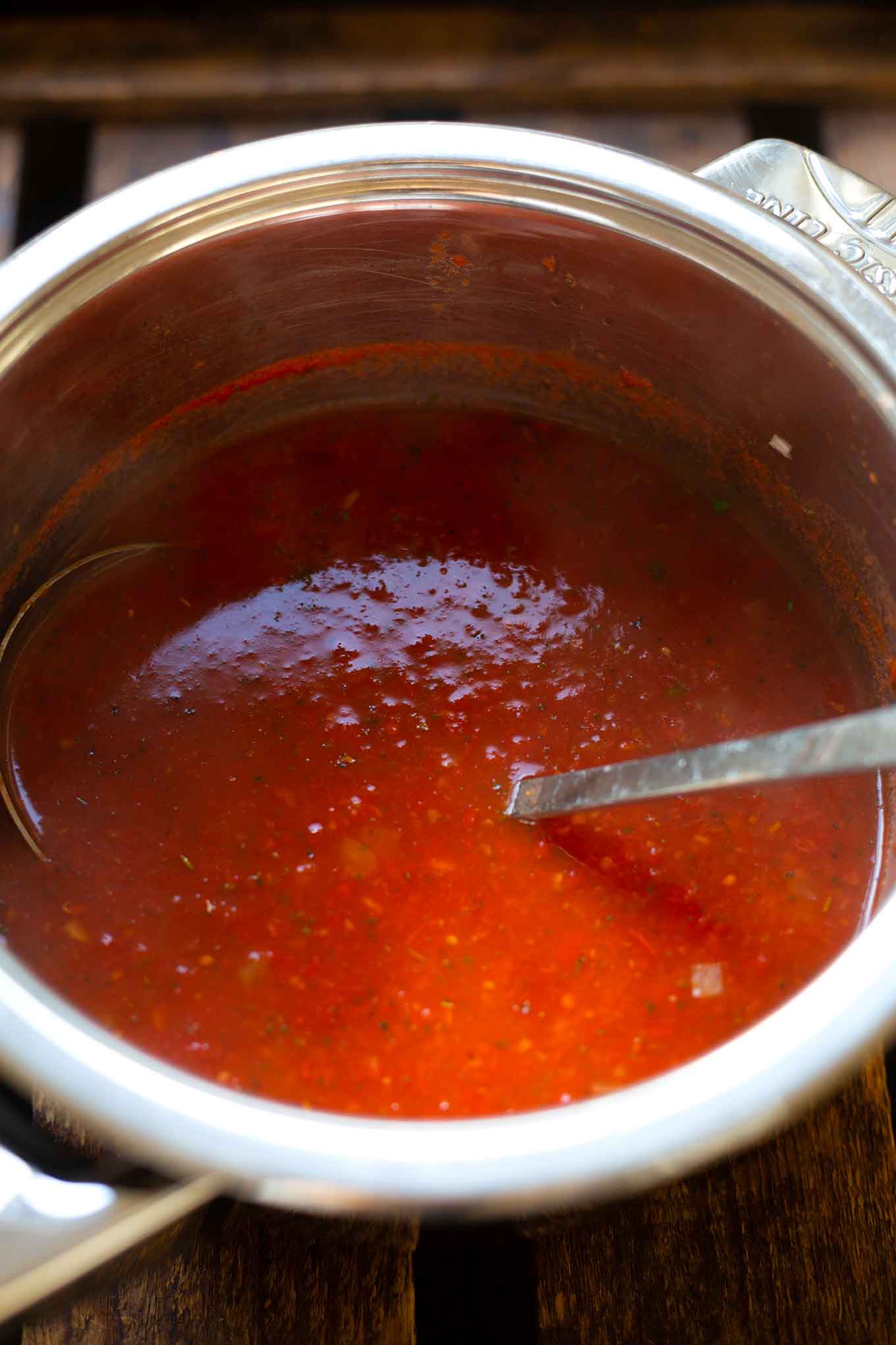 Tomatensuppe mit Reis - steht in nur 20 Minuten auf dem Tisch, ist herzhaft, würzig und vollgepackt mit guten Zutaten aus dem Vorratsschrank. Kochkarussell - dein Foodblog für schnelle und einfache Feierabendrezepte.