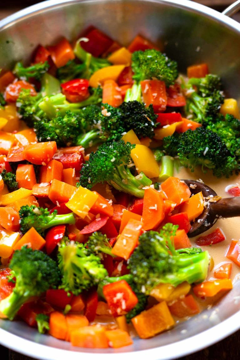 Asiatische Gemüsepfanne mit Kokos Asiatische Gemüsepfanne mit Kokos-1