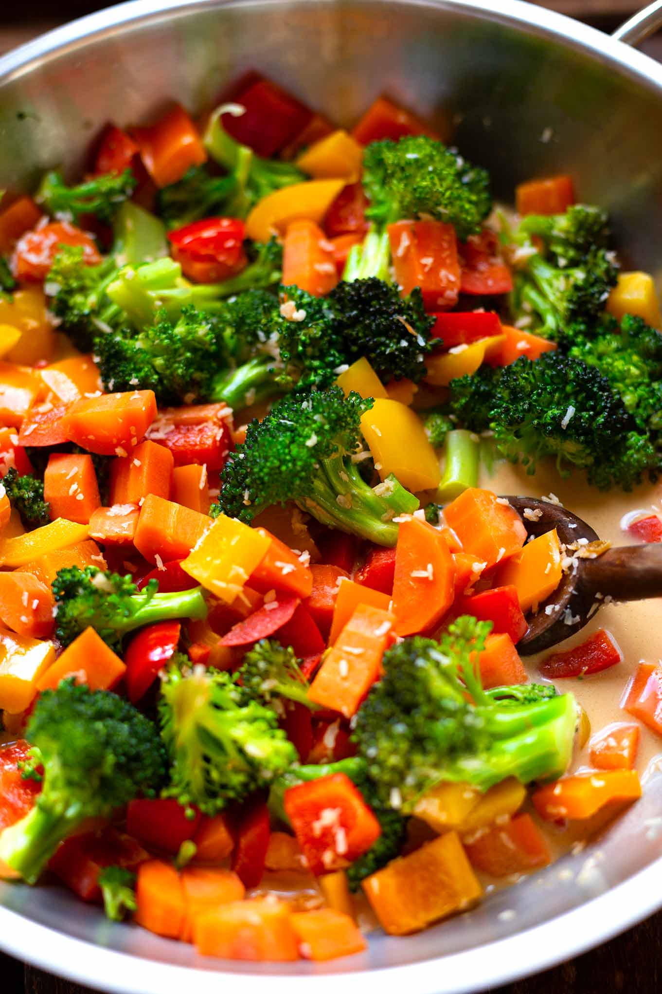 Asiatische Gemüsepfanne mit Kokos: Die Gemüsepfanne ist vegan, schnell zubereitet und einfach super lecker. Ein gesundes Rezept für ein entspanntes Mittagessen oder einen extra schnellen Feierabend. Kochkarussell - dein Foodblog für gesundes Soulfood und schnelle Feierabend Rezepte.