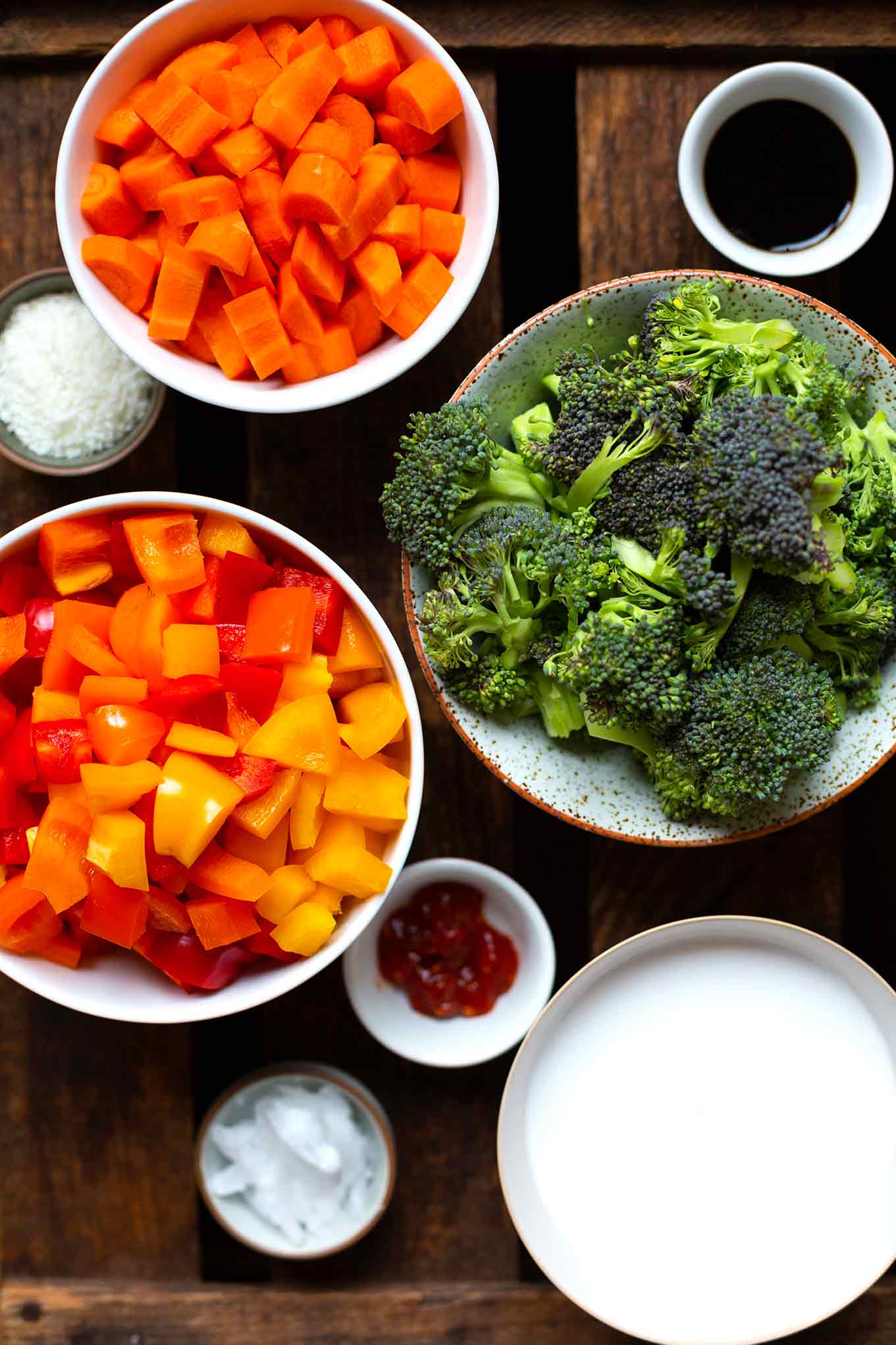 Asiatische Gemüsepfanne mit Kokos: Die Gemüsepfanne ist vegan, schnell zubereitet und einfach super lecker. Ein gesundes Rezept für ein entspanntes Mittagessen oder einen extra schnellen Feierabend. Kochkarussell - dein Foodblog für gesundes Soulfood und schnelle Feierabend Rezepte.