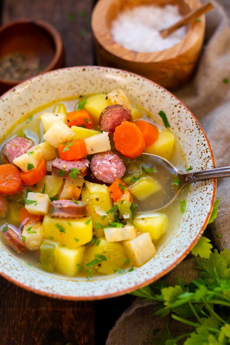 Einfache Kartoffelsuppe mit Würstchen-1