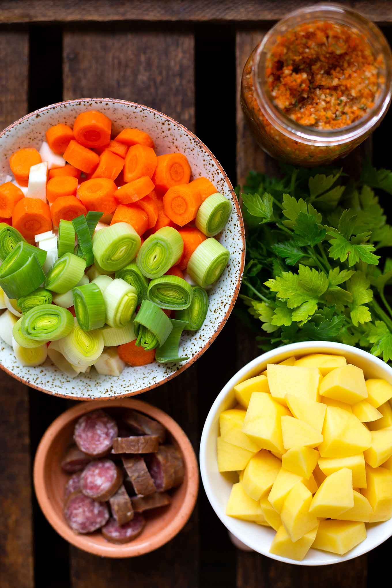 Einfache Kartoffelsuppe mit Mettenden: Gesundes Soulfood für kalte Tage gesucht? Diese einfache Kartoffelsuppe mit Würstchen ist in nur 20 Minuten vorbereitet, herzhaft und super lecker! Kochkarussell - dein Foodblog für gesundes Soulfood und einfache Feierabend Rezepte. 