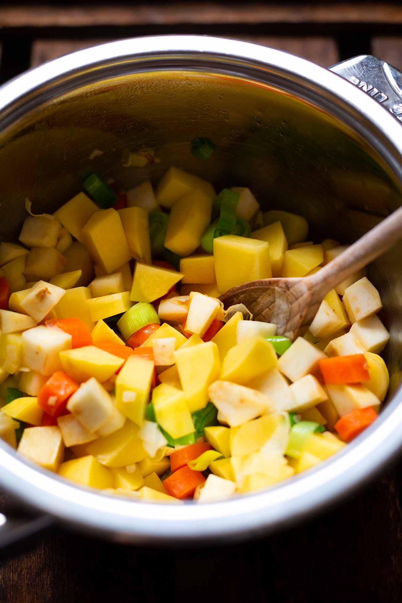 Einfache Kartoffelsuppe mit Mettenden: Gesundes Soulfood für kalte Tage gesucht? Diese einfache Kartoffelsuppe mit Würstchen ist in nur 20 Minuten vorbereitet, herzhaft und super lecker! Kochkarussell - dein Foodblog für gesundes Soulfood und einfache Feierabend Rezepte. 