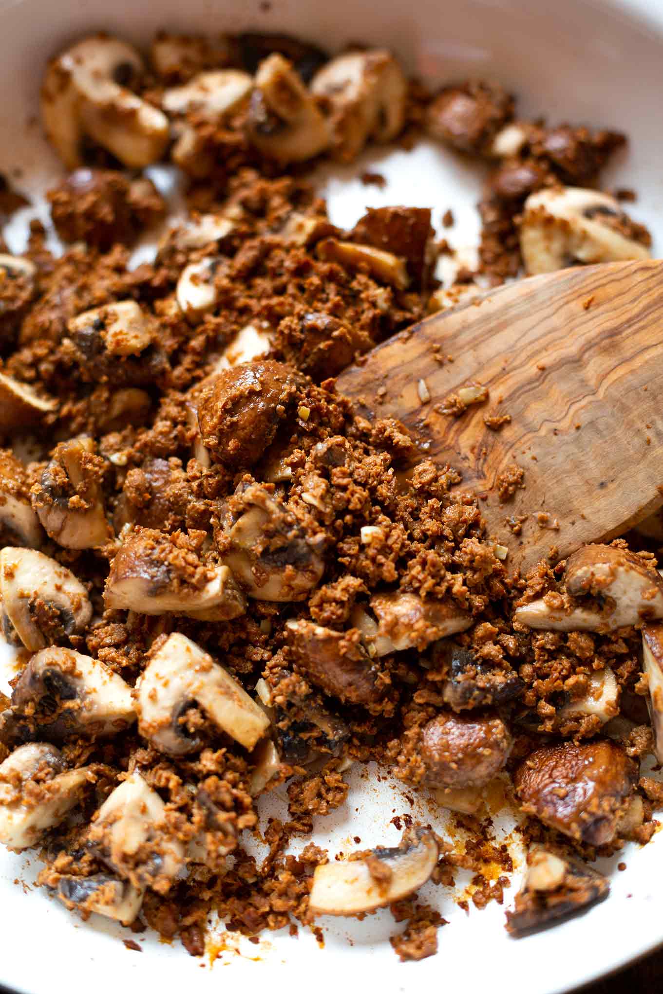 OMG - diese Asiatische Glasnudel-Hackfleisch-Pfanne müsst ihr sofort nach kochen! Schnell, einfach und super lecker - und dazu noch vegetarisch. Denn wir verraten euch unser liebstes Veggie-Hack und wie ihr in unter 30 Minuten ein super leckeres Abendessen auf den Tisch zaubert. Voll mit Champignons, Glasnudeln, Sojasauce & Sriracha Sauce. Herzhaft, sättigend und definitiv mit Lieblingsrezept Potential. Kochkarussell - dein Foodblog für schnelle und einfache Feierabendküche!