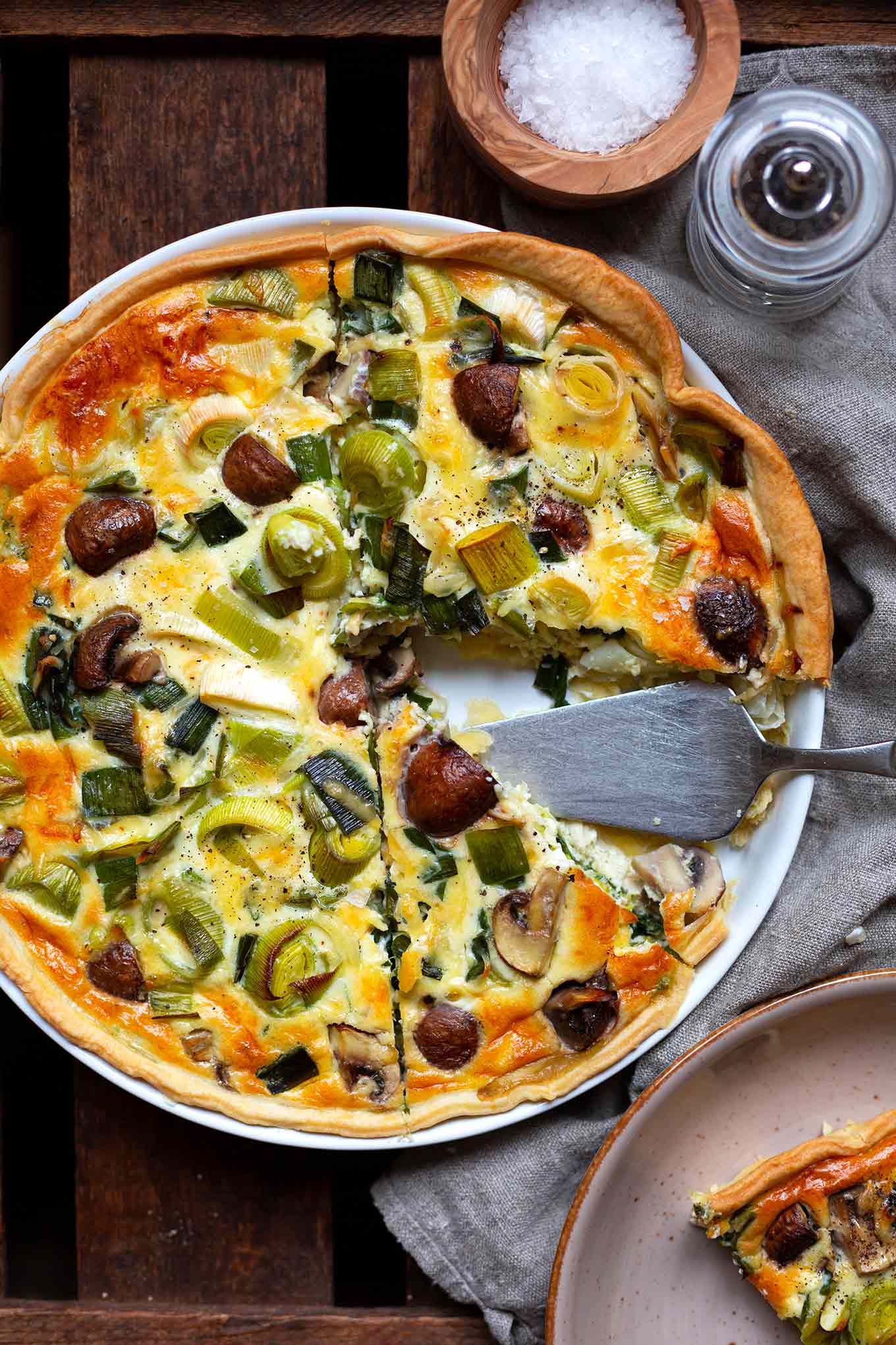 Einfache Lauch-Champignon-Quiche. Dieses schnelle vegetarische 6-Zutaten Rezept ist SO gut. Kochkarussell - dein Foodblog für schnelle und einfache Feierabendküche