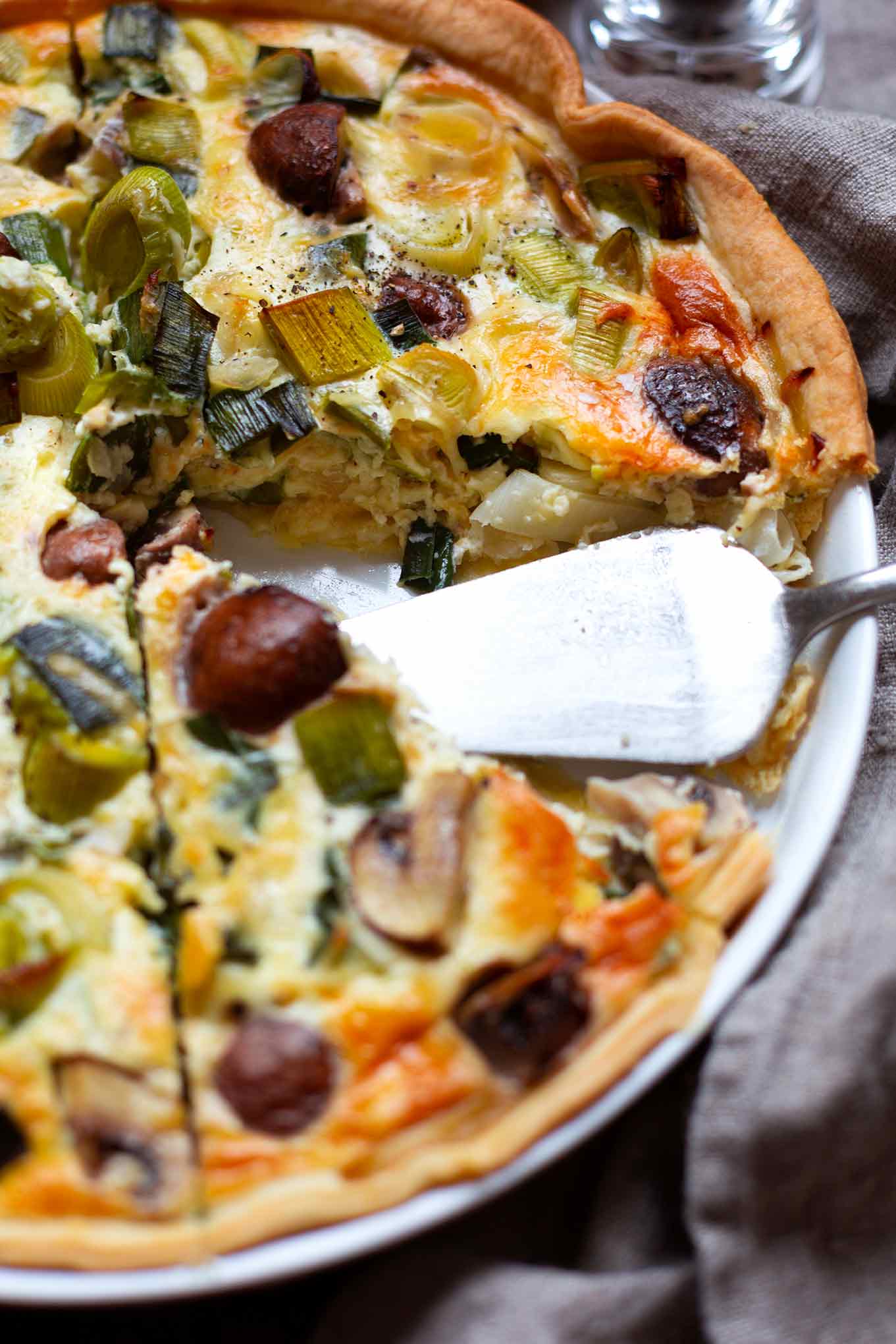 Einfache Lauch-Champignon-Quiche. Dieses schnelle vegetarische 6-Zutaten Rezept ist SO gut. Kochkarussell - dein Foodblog für schnelle und einfache Feierabendküche