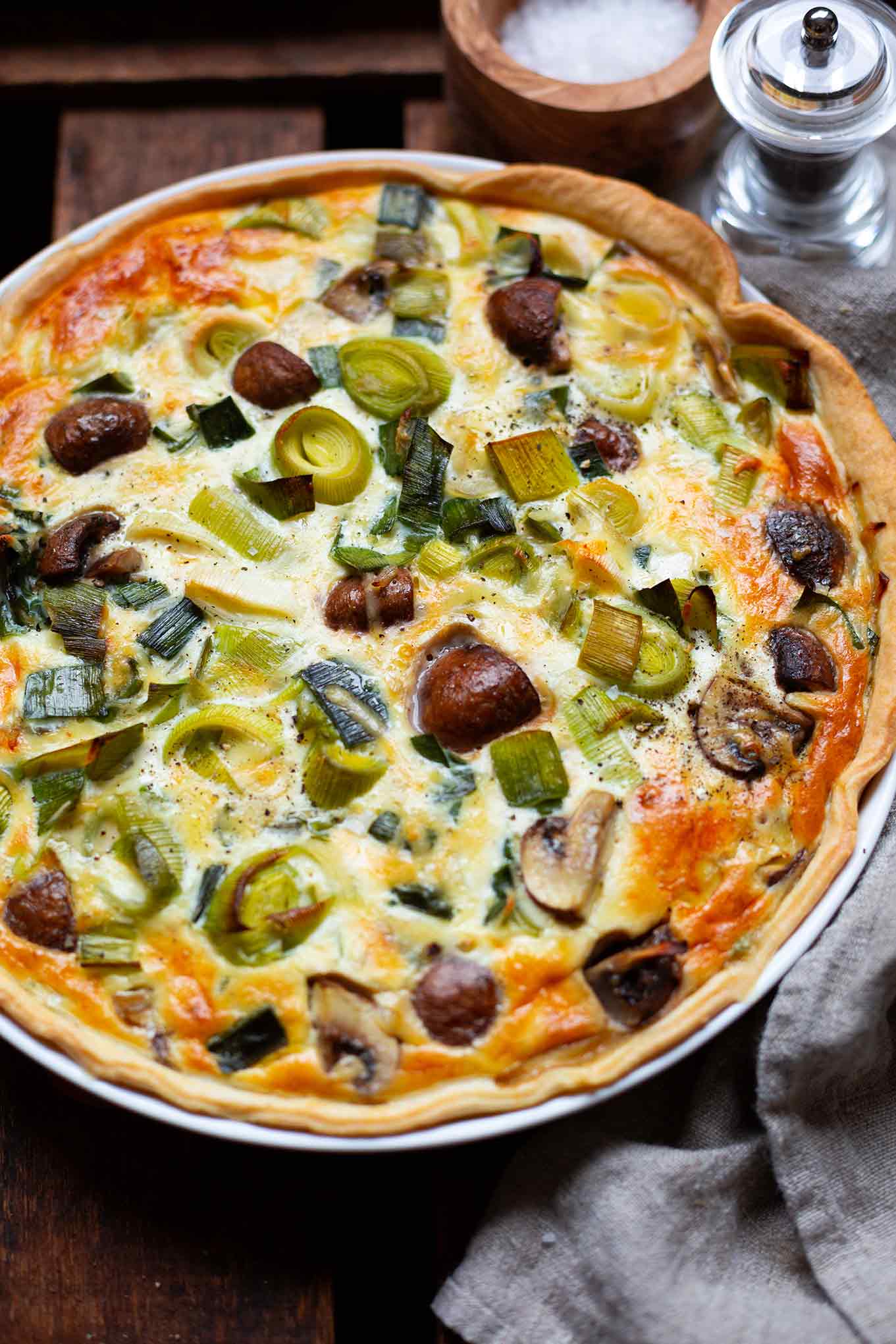 Einfache Lauch-Champignon-Quiche. Dieses schnelle vegetarische 6-Zutaten Rezept ist SO gut. Kochkarussell - dein Foodblog für schnelle und einfache Feierabendküche