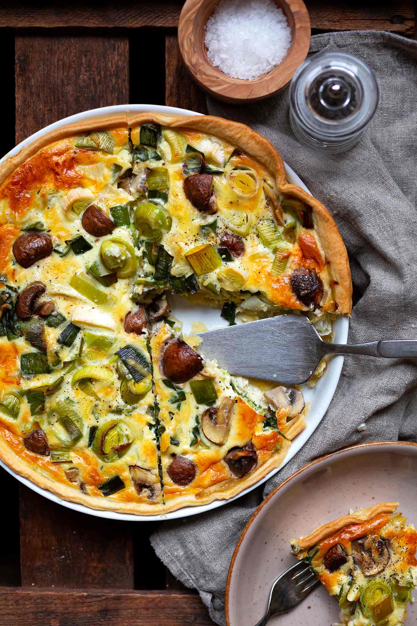 Einfache Lauch-Champignon-Quiche. Dieses schnelle vegetarische 6-Zutaten Rezept ist SO gut. Kochkarussell - dein Foodblog für schnelle und einfache Feierabendküche
