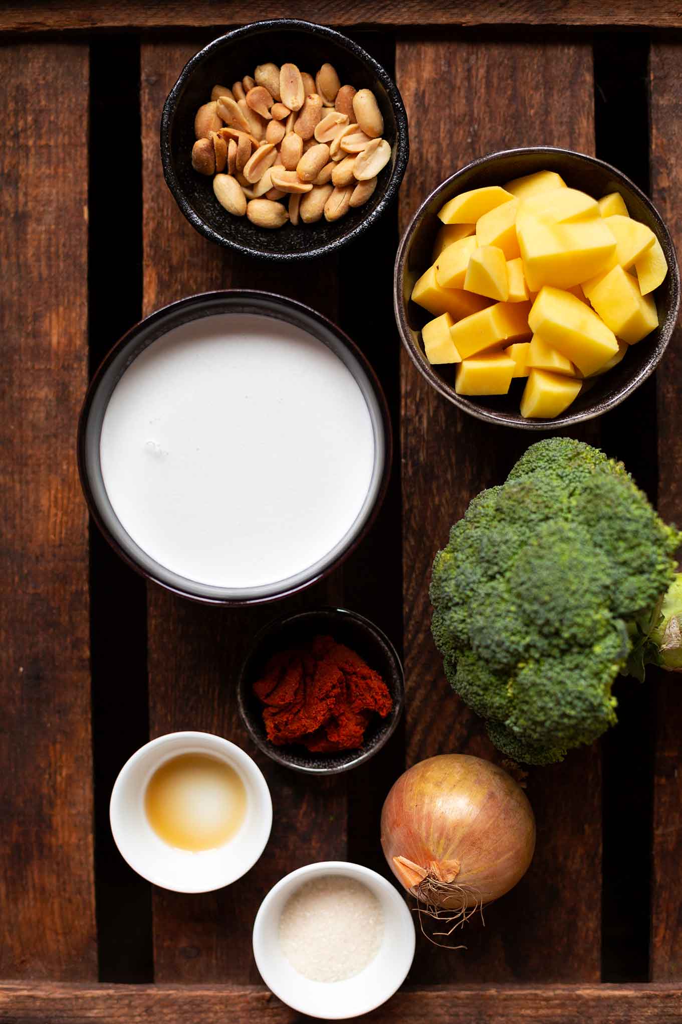 Unser schnelles und einfaches Massaman-Curry steht in 30 Minuten auf dem Tisch, ist Meal Prep-geeignet und super lecker. Das Rezept mit nur wenig Zutaten und vollem thailändischen Geschmack, gibt es nur jetzt ganz neu im Kochkarussell! Dein Foodblog für schnelle und einfache Feierabend Rezepte.